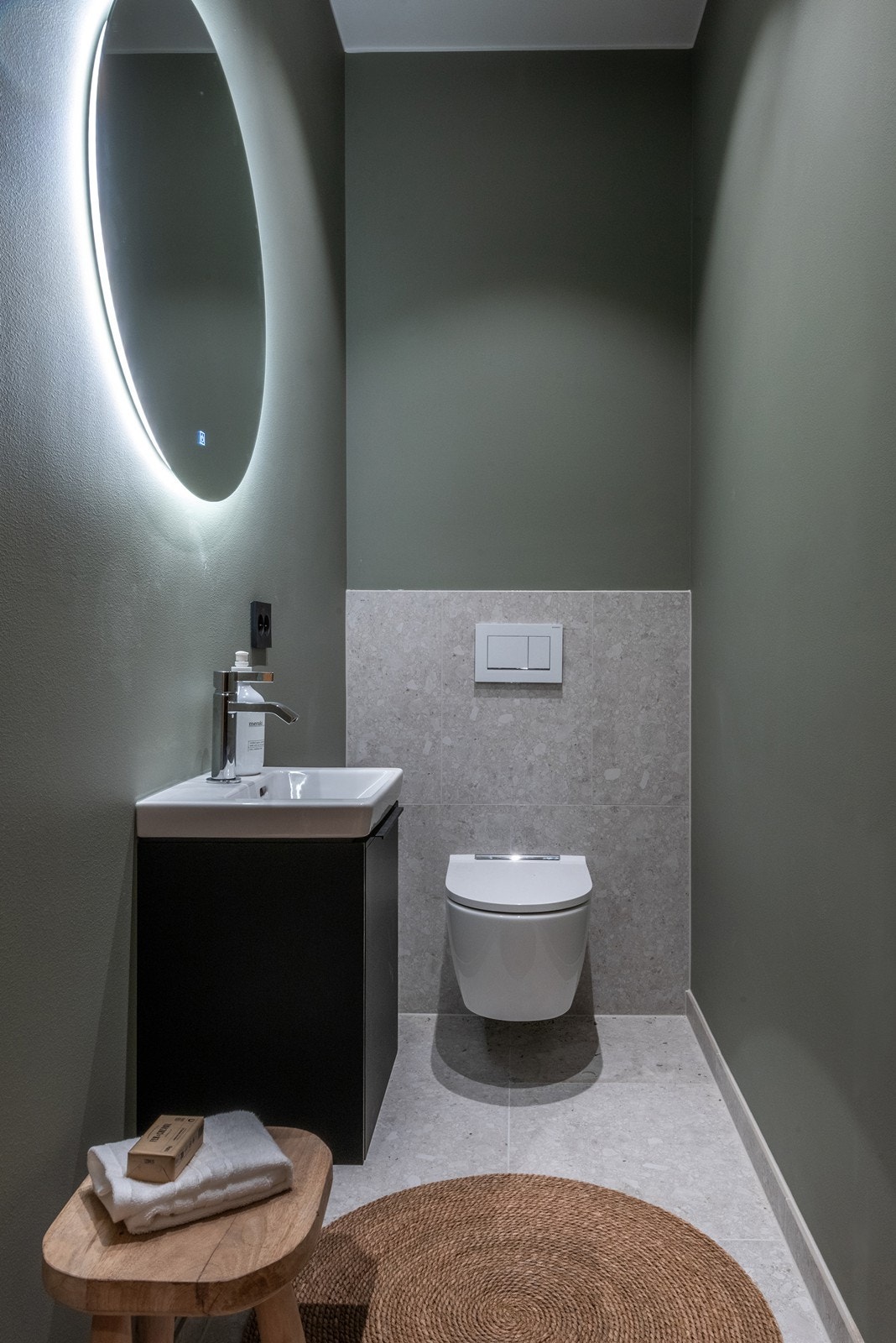 Toalettrommet i andre etasje. I tillegg er det eget vaskerom i første etasje med innredning fra Kvik, type Bordo Black med benkeplate og moderne svart armatur Galleribilde