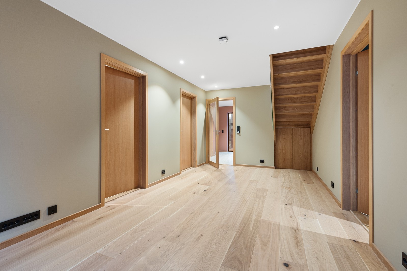 Stue (1. etasje) blir levert med varmekabler i gulv, 1-stavs eikeparkett, downlights med dimmer og vegger malt i grå farge og hvitt tak Galleribilde