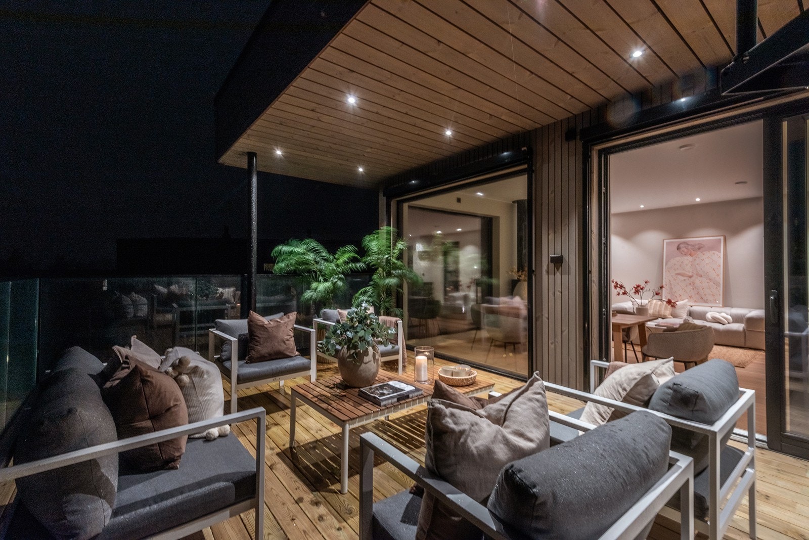 Terrassen i andre etasje blir levert med impregnert terrassegulv, glassrekkverk i svart utførelse, svarte downlights og utvendig stikkontakt. Galleribilde