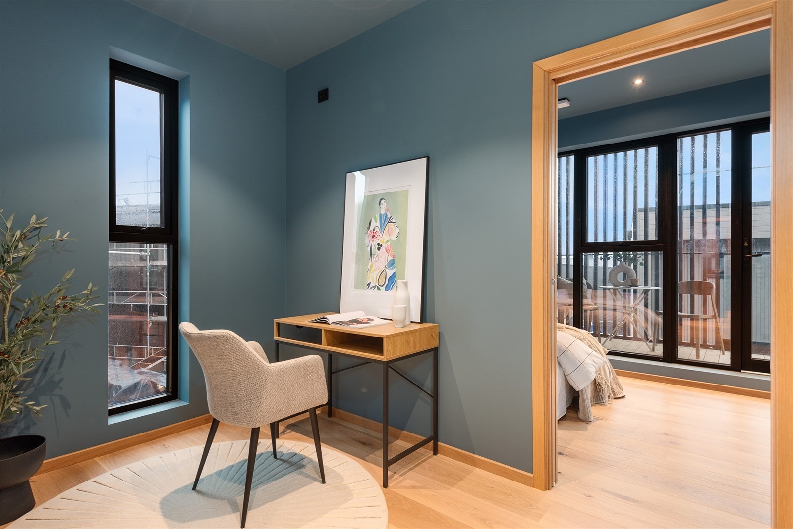 Walkin closet (2.etasje) med gulvvarme, 1-stavs eikeparkett, downlights med dimmer, vegger malt i grå farge og hvitt tak Galleribilde