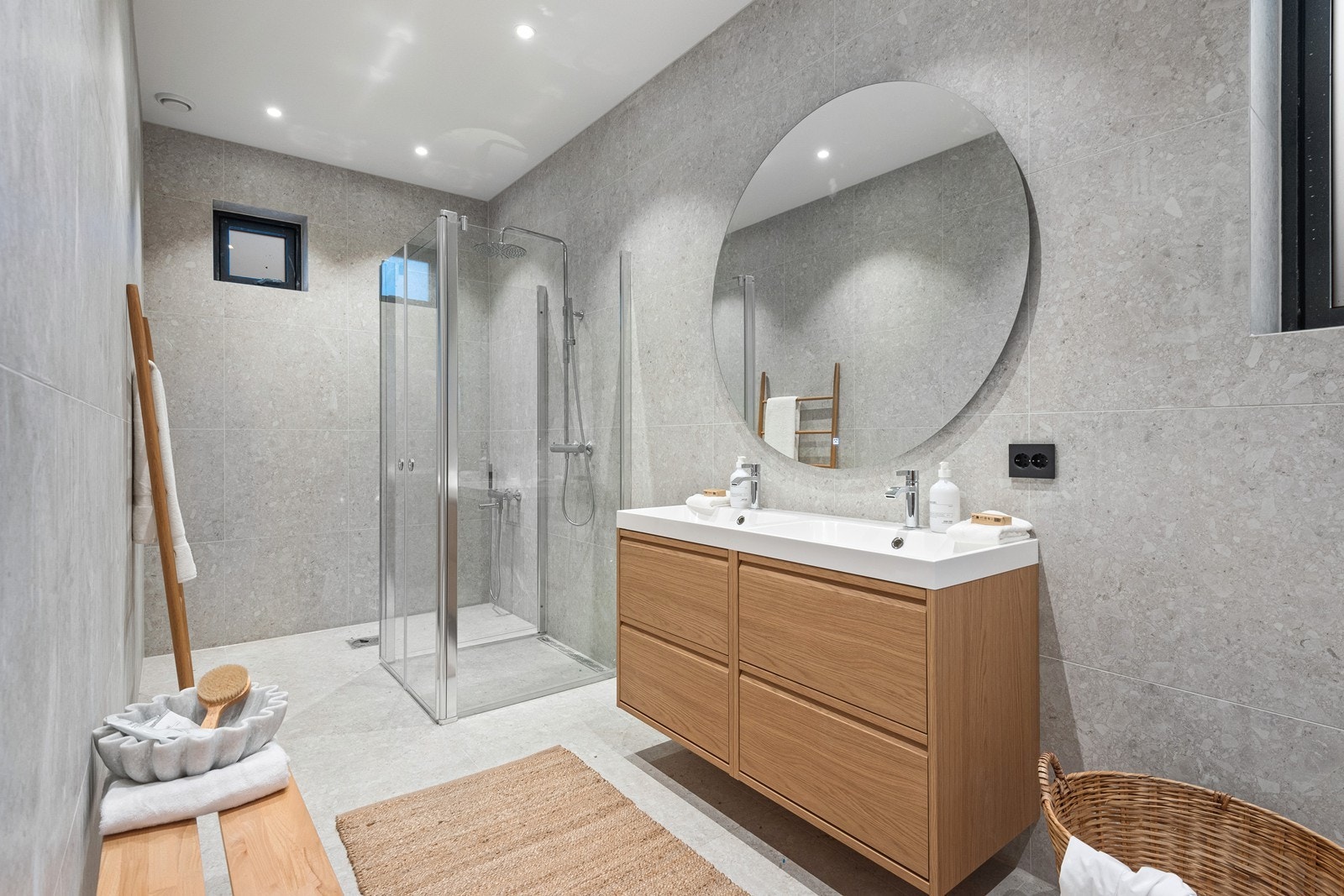 Hovedbadet i andre etasje får varmekabel i gulv, fliser 60x60cm, downlights med dimmer, svart dusjvegg i glass med nedsenket dusjsone, frittstående badekar og vegghengt toalett i svart utførelse Galleribilde