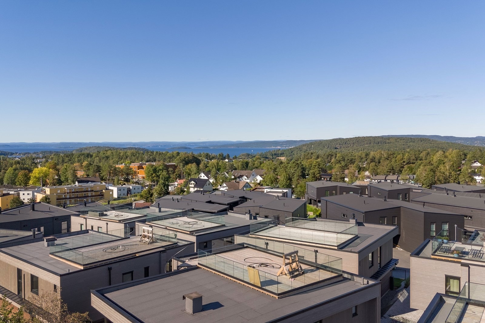 Dette området er perfekt for familier som søker et trygt og barnevennlig nabolag. Med gangavstand til skoler, barnehager, dagligvarebutikker og fritidsaktiviteter, er alt du trenger innen rekkevidde. Galleribilde