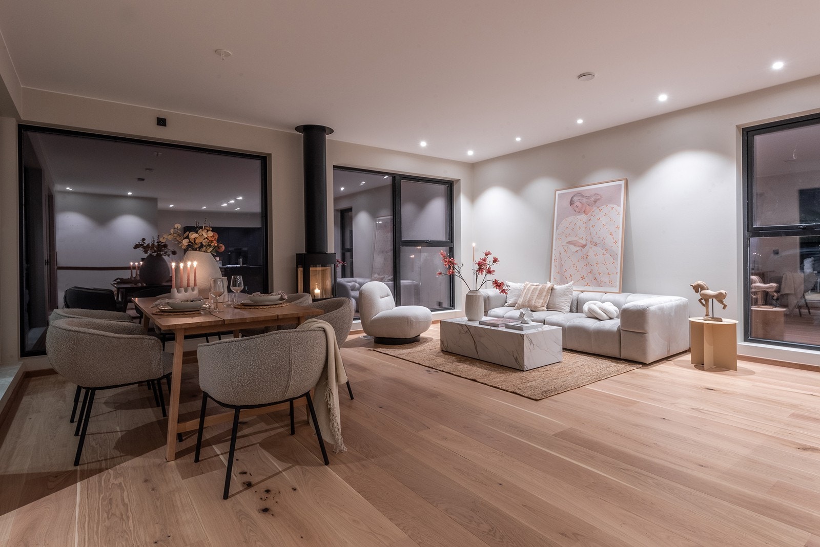 Innvendige bilder og fra terrassen er tatt fra en av de andre boligene som er ferdigstilt. I denne boligen er det gjort enkelte tilvalg. Galleribilde