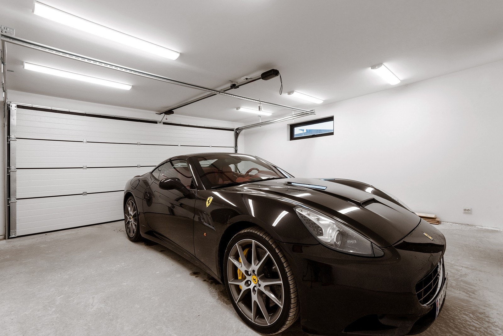 Eneboligen leveres med integrert garasje og elektrisk port. I garasjen har man tilgang til teknisk rom og bod. Fra boden er det utgang til hagen. Galleribilde