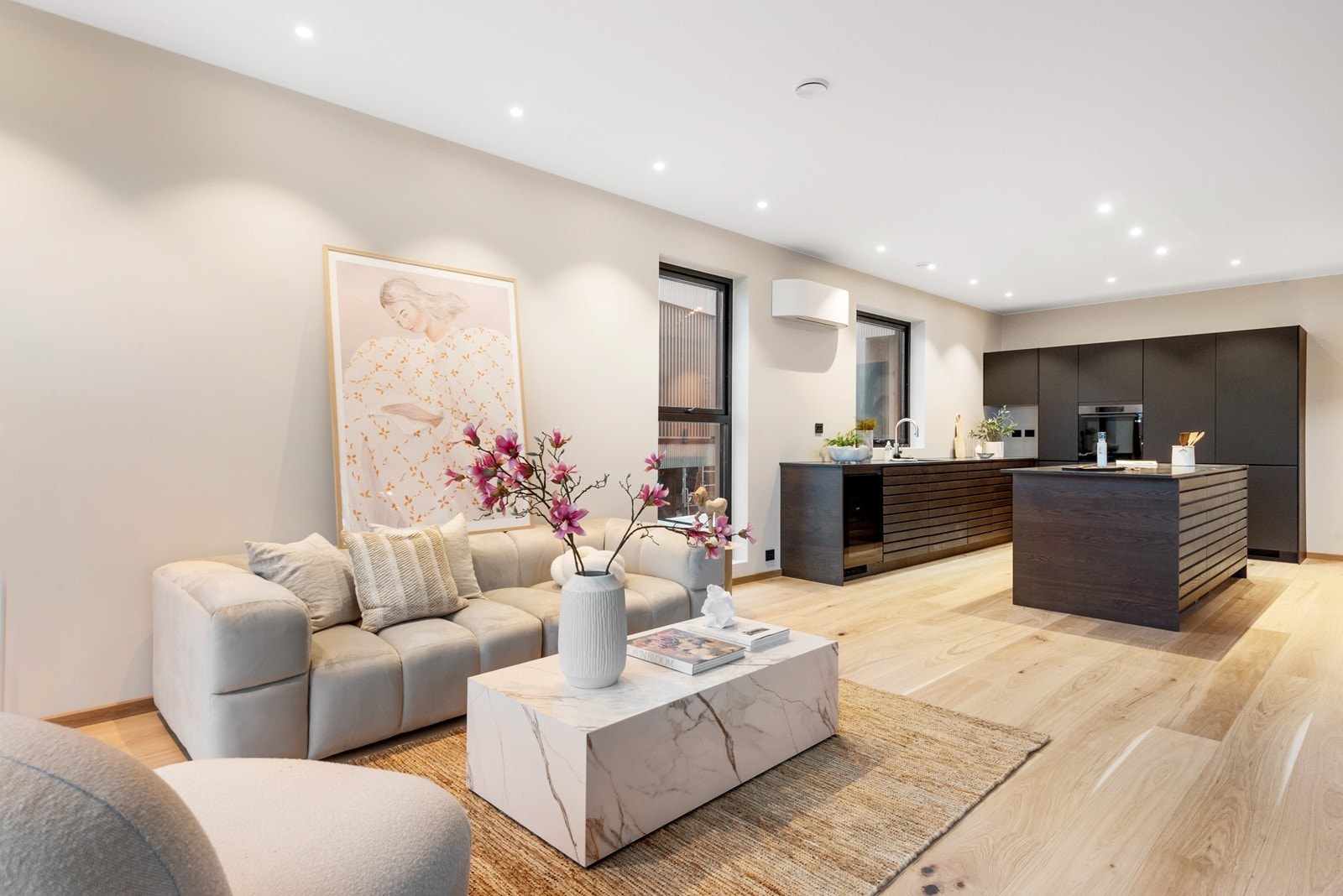 Drømmer du om en ny bolig med høy standard og takterrasse? Bo Mer Bolig AS presenterer en unik mulighet til å kjøpe den siste eksklusiv eneboligen som oppfyller dine ønsker og behov. Galleribilde