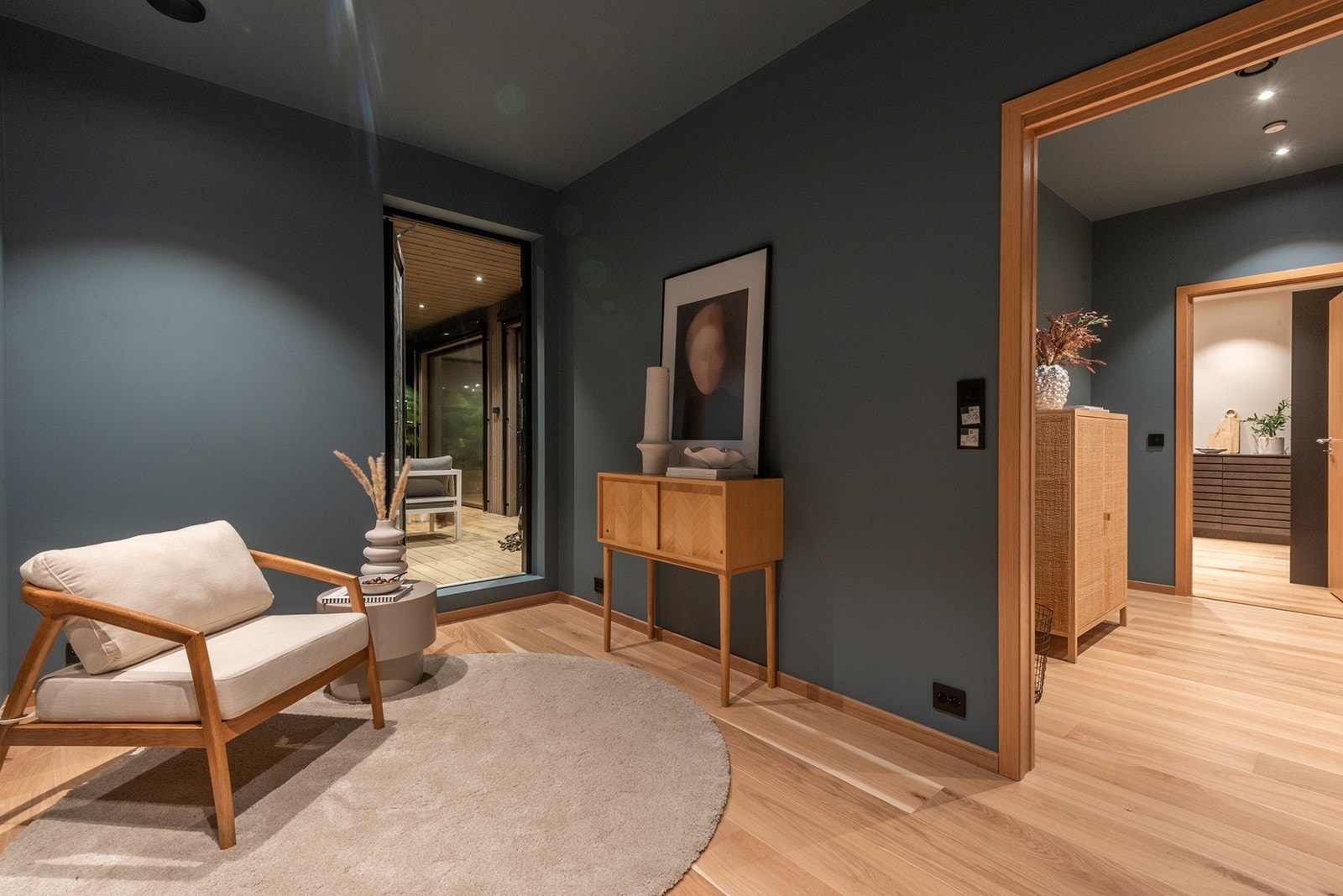 Hovedsoverommet i andre etasje har også adkomst ut til terrassen. Terrassen har også adkomst fra stuen. Galleribilde