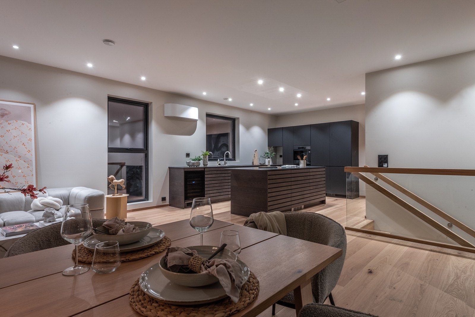 Boligene leveres med 1-stavs eikeparkett og 60x60 fliser på gulvoverflater. Galleribilde