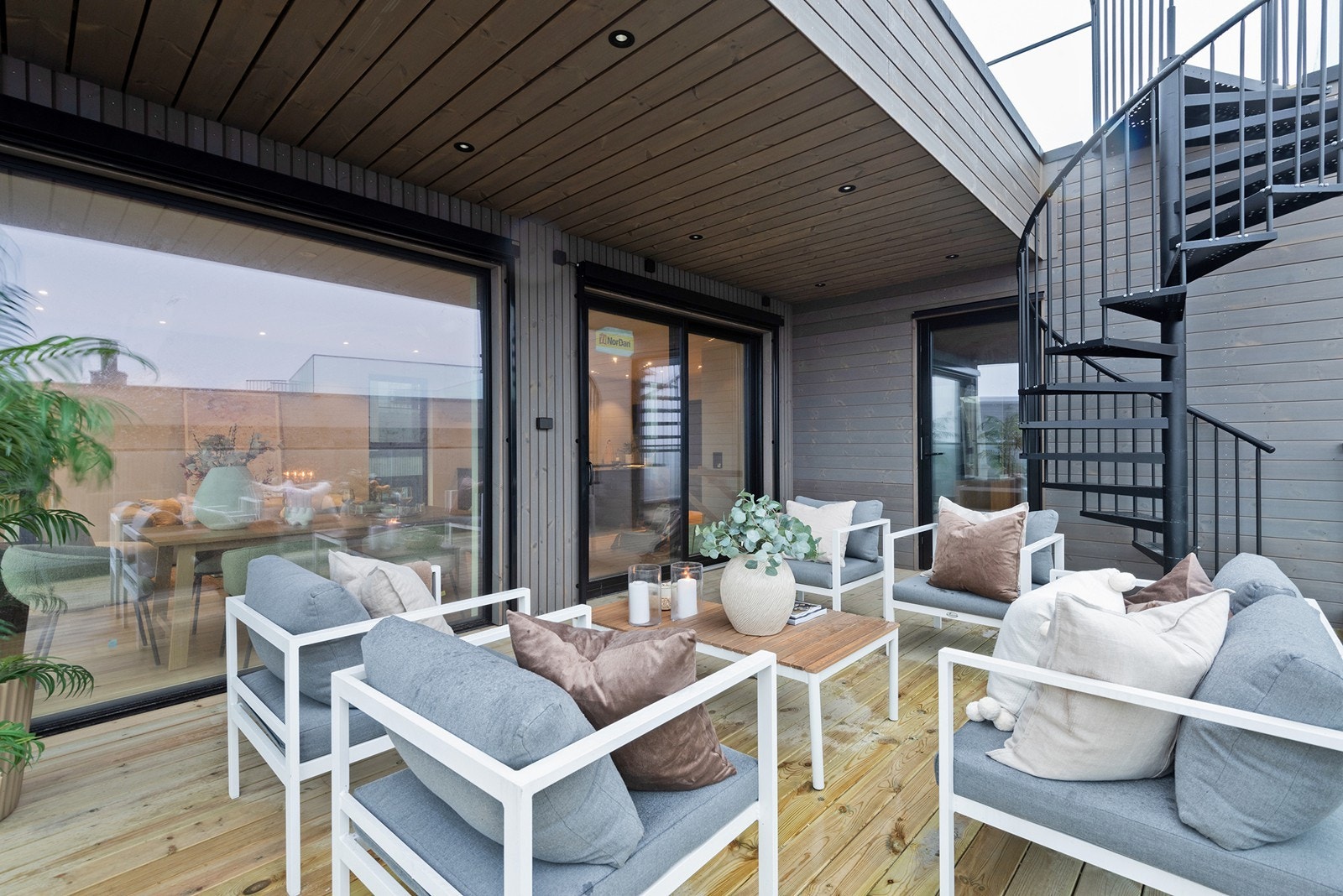 Vedlikeholdsfri termobehandlet kledning og en imponerende takhøyde på 2,7 meter i andre etasje. Galleribilde