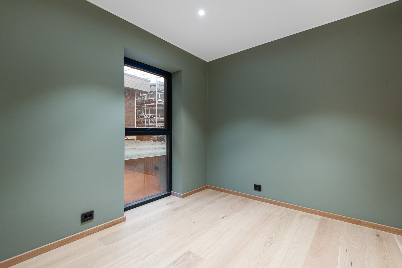 Innvendige bilder og fra terrassen er tatt fra en av de andre boligene som er ferdigstilt. I denne boligen er det gjort enkelte tilvalg. Galleribilde