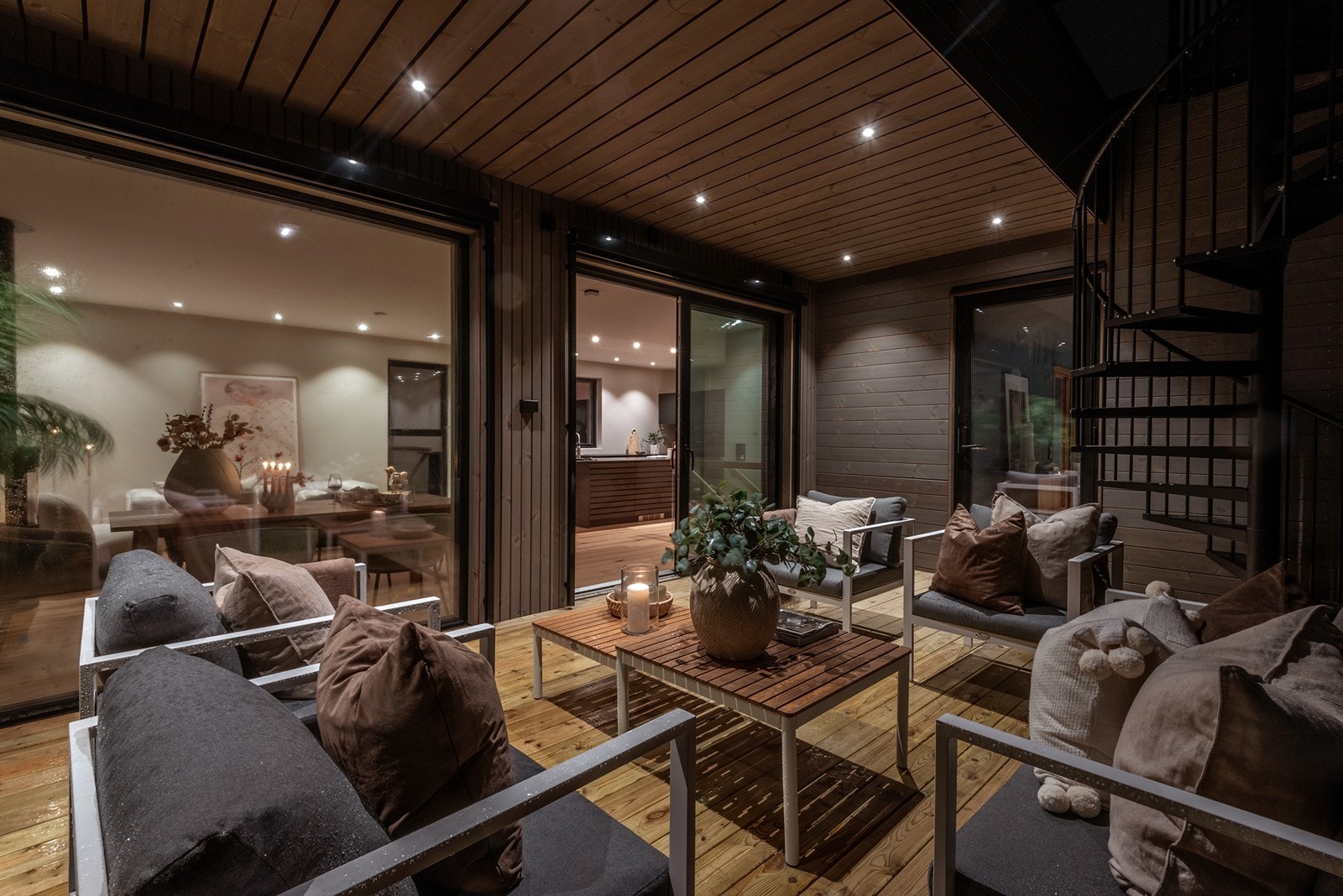 Innvendige bilder og fra terrassen er tatt fra en av de andre boligene som er ferdigstilt. I denne boligen er det gjort enkelte tilvalg. Galleribilde