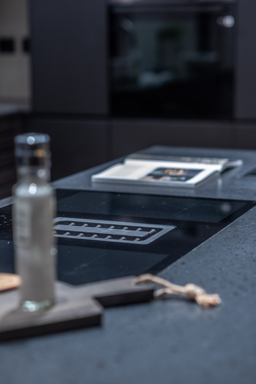 Noble Carrara benkeplate, Carraramarmor med følelsen av tidløs magi, med en slitesterk komposittstein fra Toscana i Italia. Galleribilde