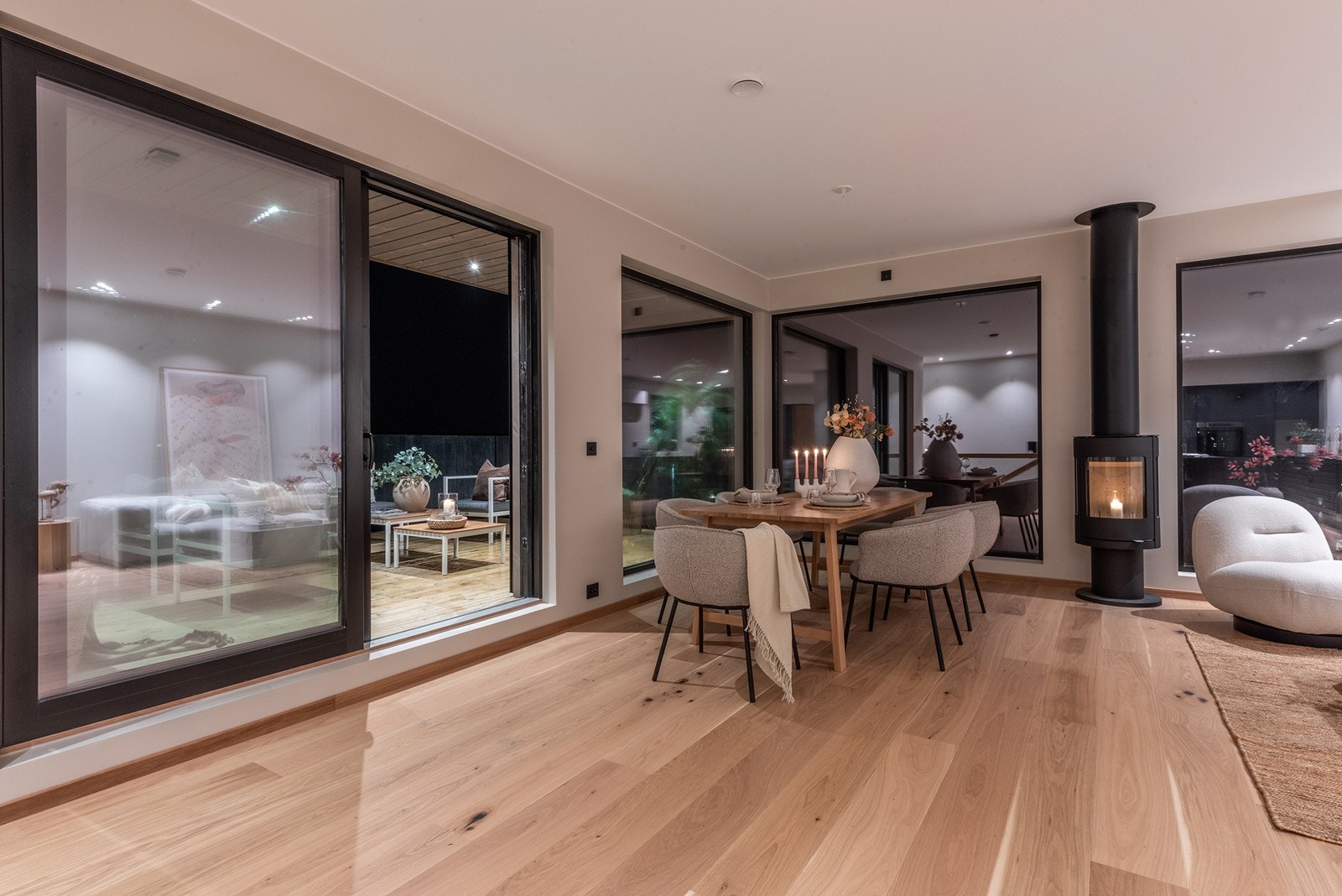 Nyt en listløs utførelse, med kun nødvendige lister, for et rent og minimalistisk utseende. Galleribilde