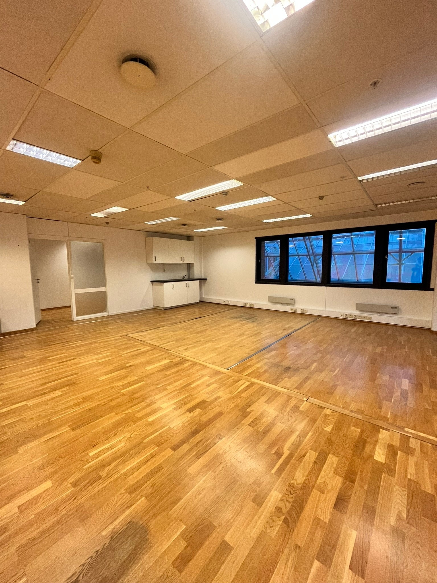 Kontor 4C01 - 104 kvm med eget kjøkken og møterom Galleribilde