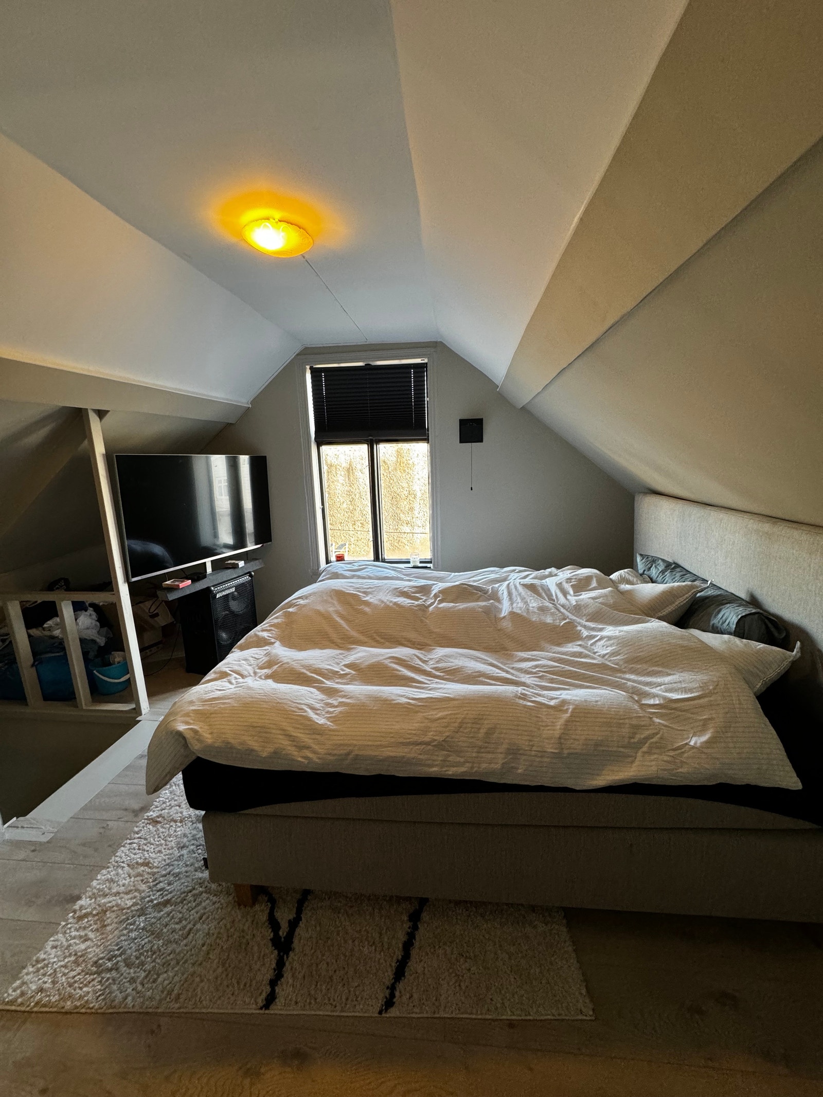 LYS STORT LOFT MED GOD TAKHØYDE OG VINDU SOM SLIPPER INN NATURLIG LYS Galleribilde