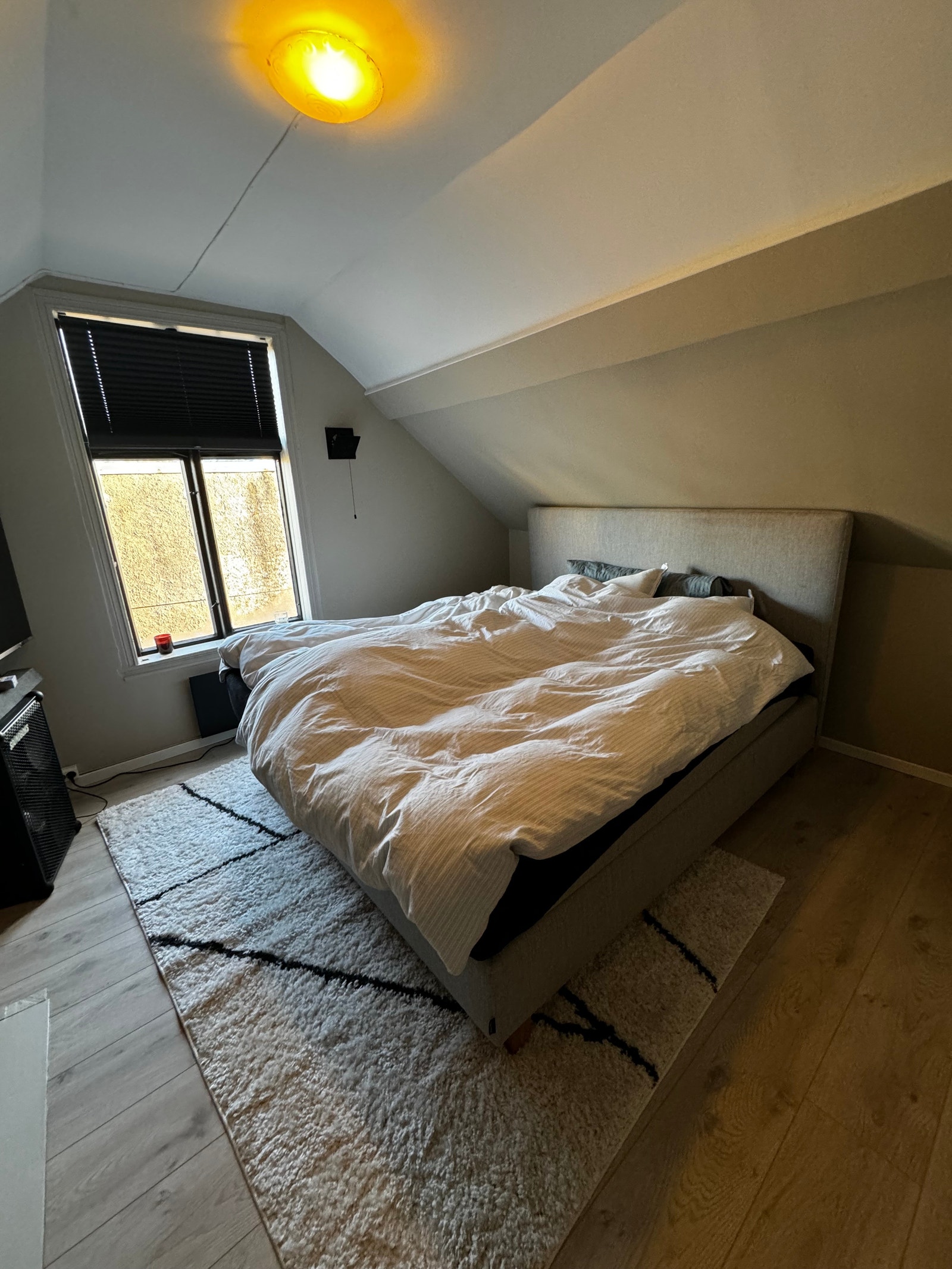 LYS STORT LOFT MED GOD TAKHØYDE OG VINDU SOM SLIPPER INN NATURLIG LYS Galleribilde