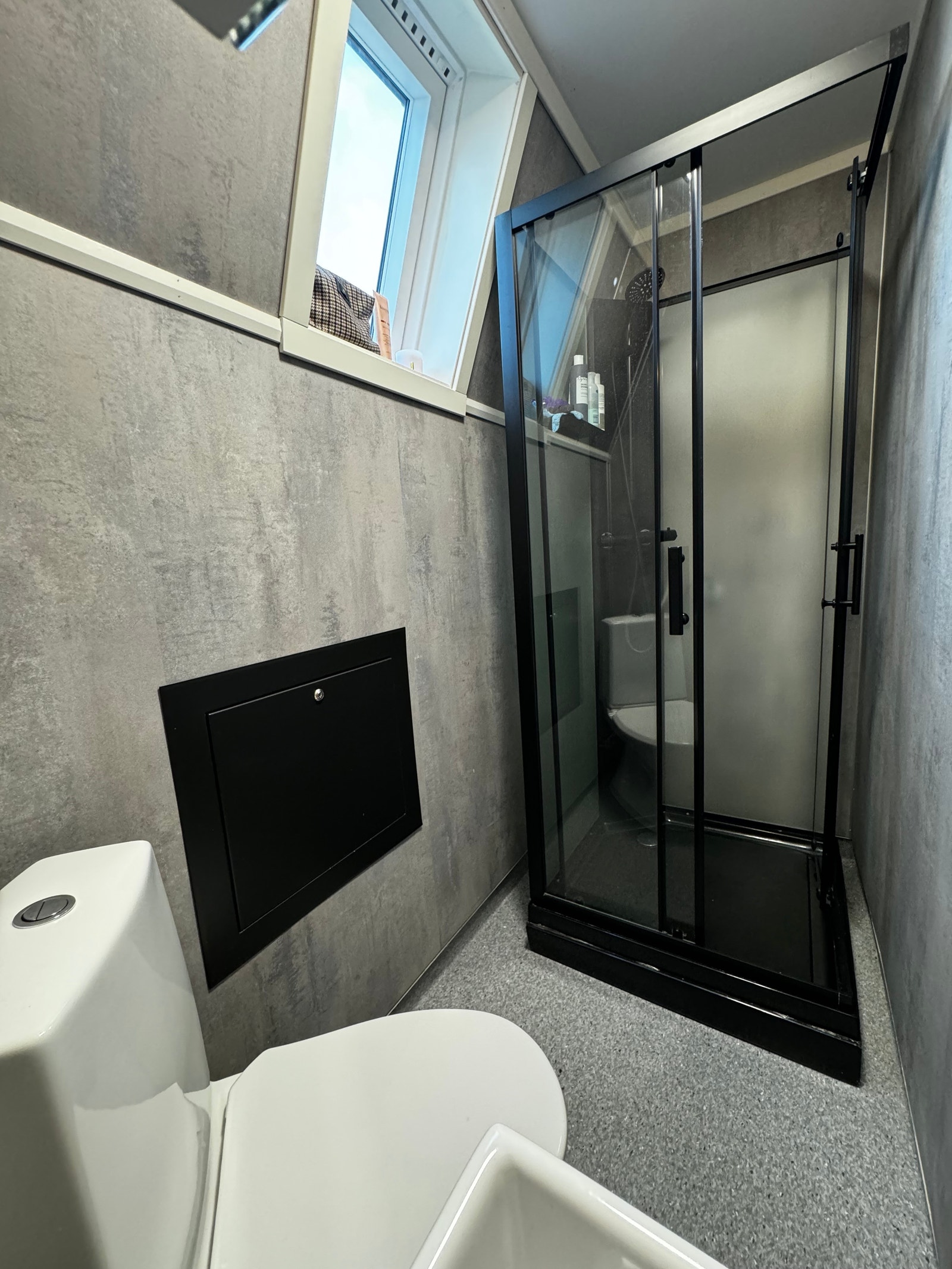 Nytt moderne sort dusjkabinett Galleribilde