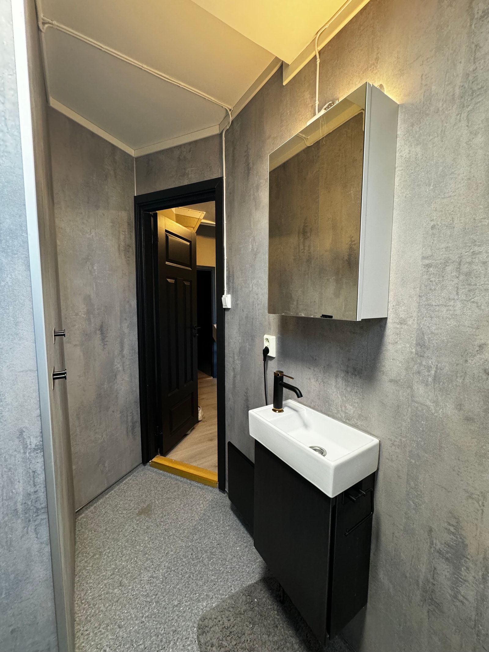 Nytt baderomsmøbel og speilskap (23) Galleribilde