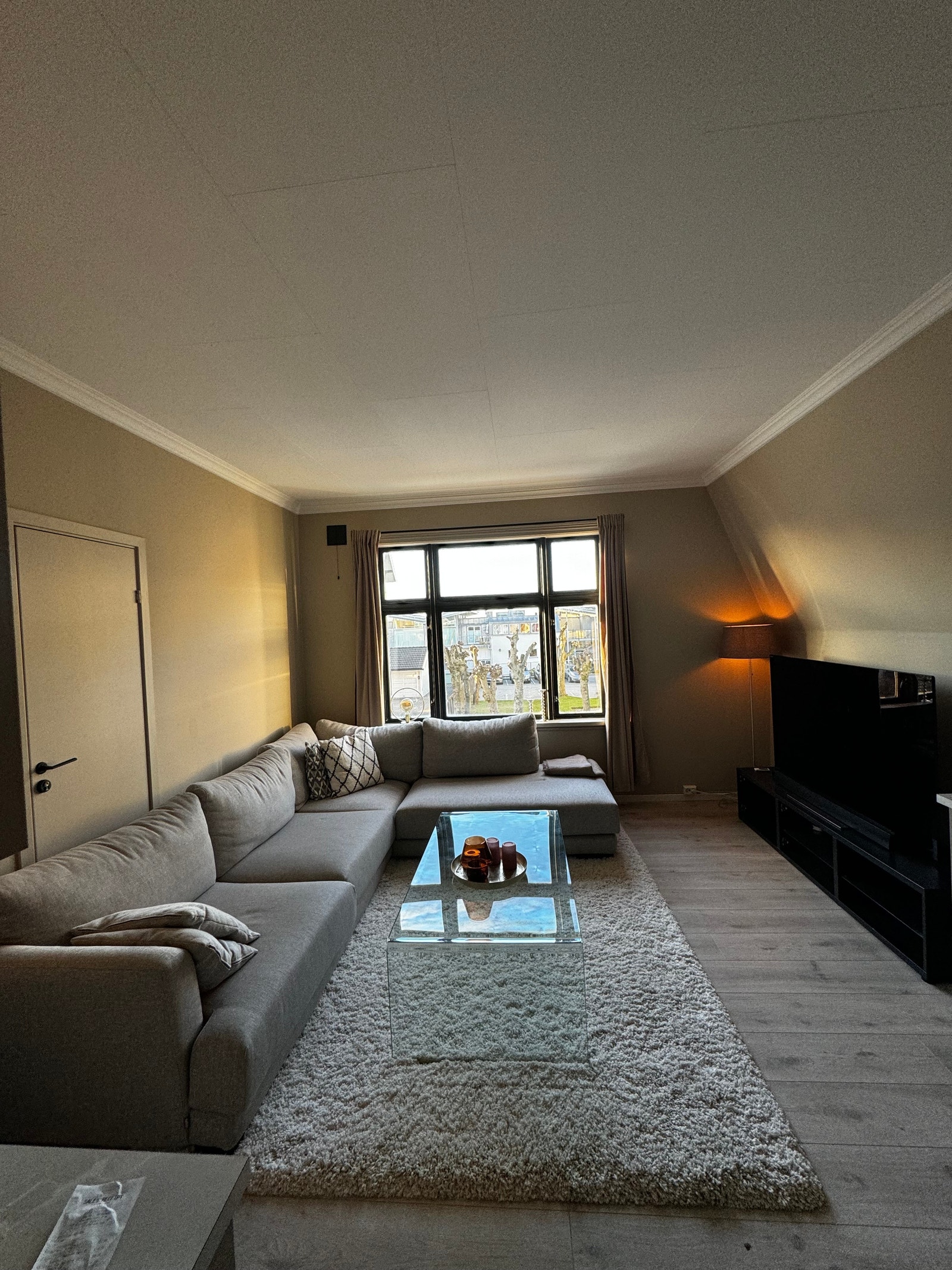 Flott moderne stue med store vinduer som slipper inn mye naturlig dagslys Galleribilde