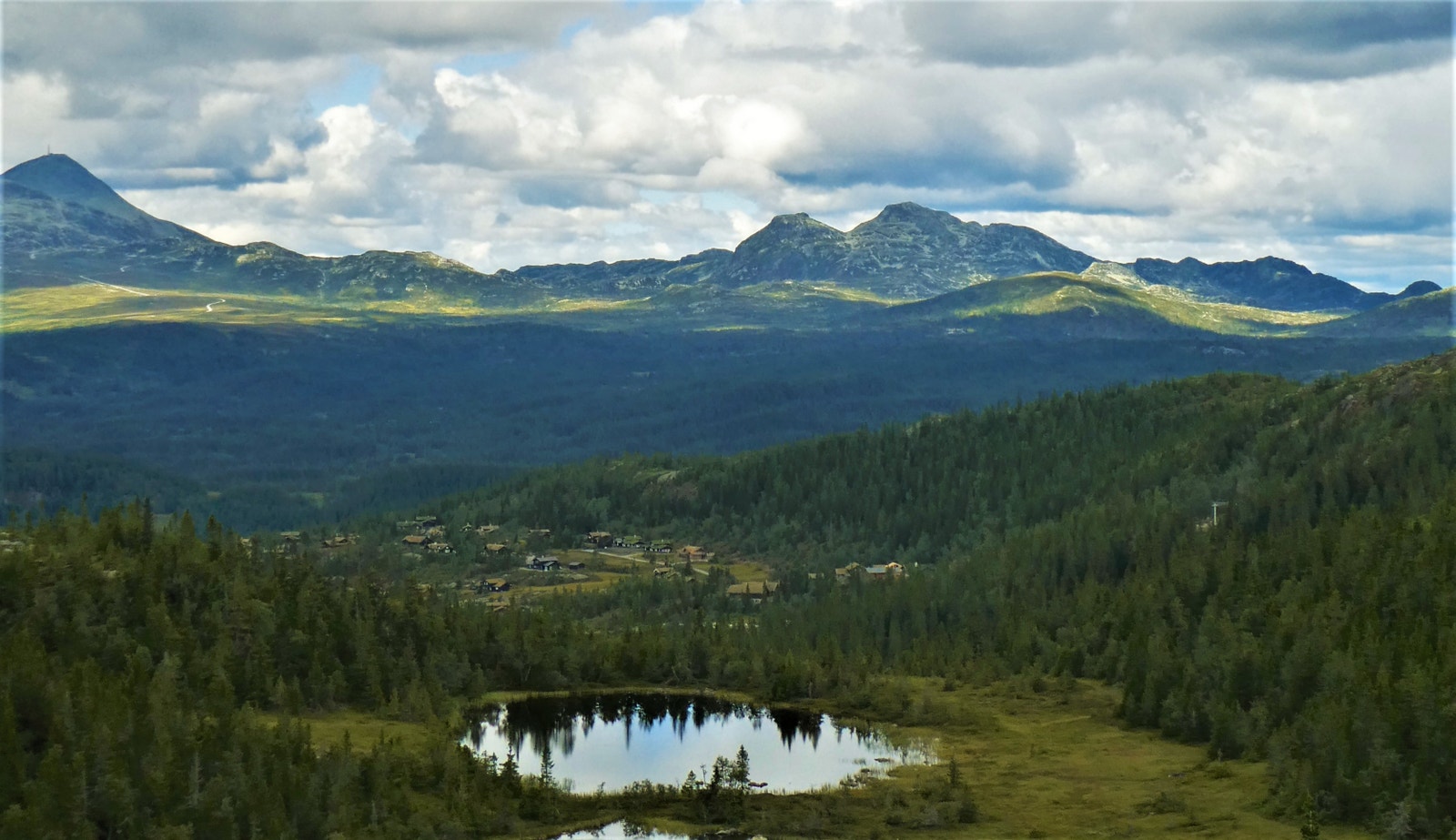 Utsikt fra Trytekjønn mot hyttefelt og Gausta massivet Galleribilde