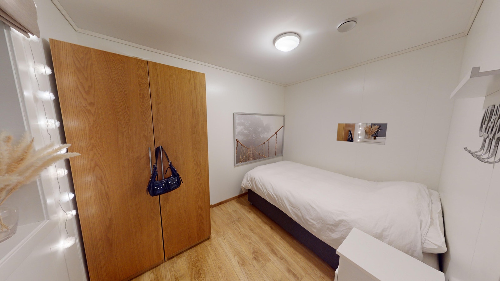 Soverommet har god garderobe også Galleribilde