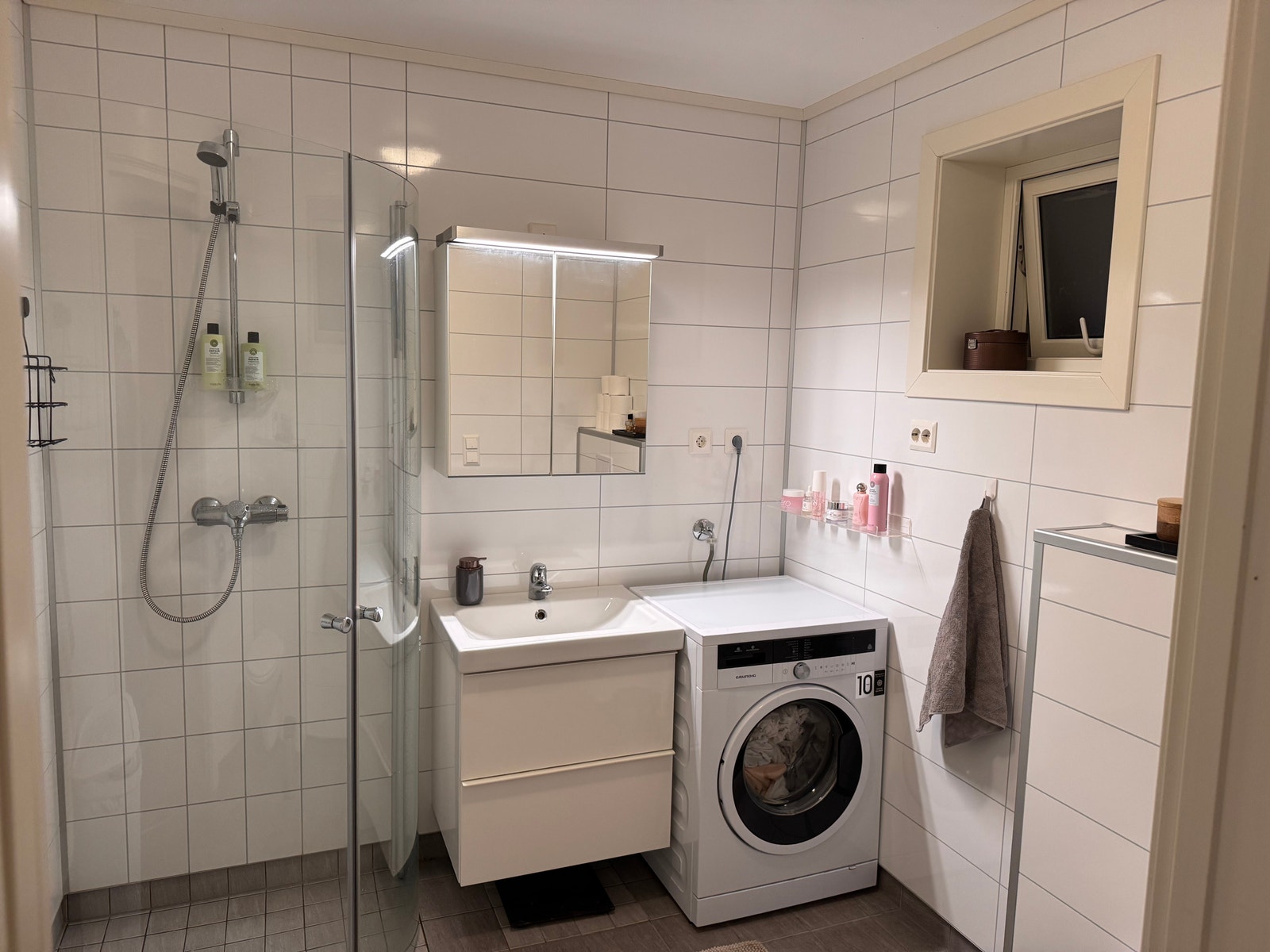 Badet har god plass til vaskemaskin Galleribilde