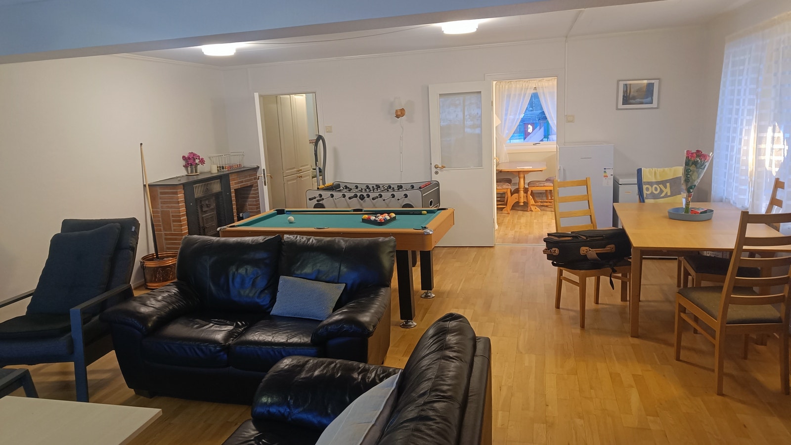 Stua mot kjøkkenet. Ekstra kjøleskap og fryser i stua ved spisebordet Galleribilde