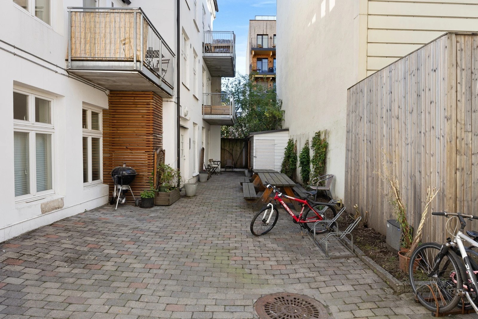 Bakgård med sykkelparkering. Galleribilde