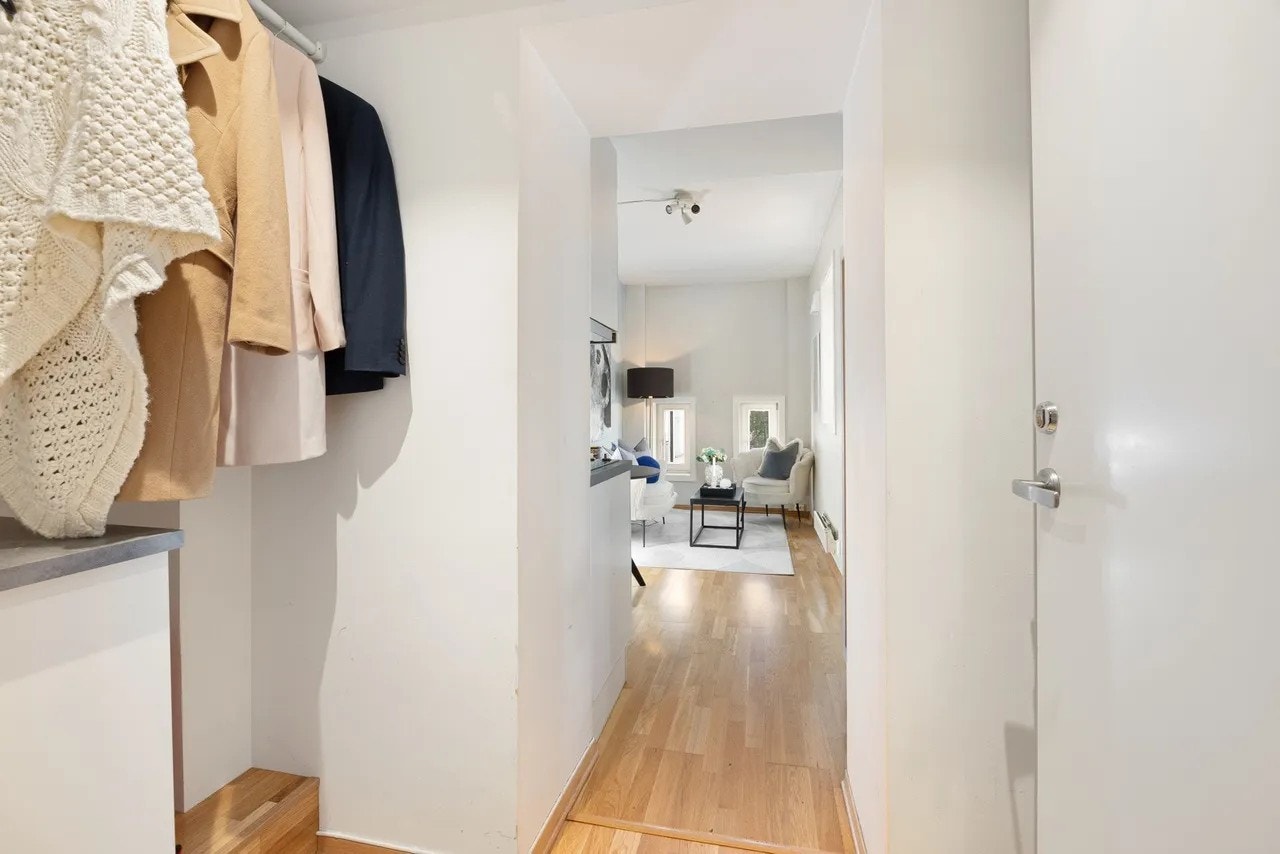 Fin entré hvor du har plass til å henge fra deg klær og yttertøy før du går videre inn i hybelen. Galleribilde