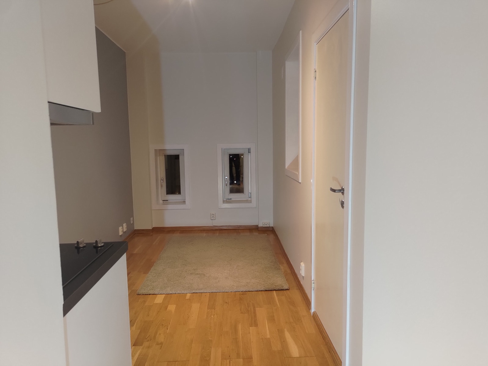 Hybelen er malt høste 2024 og er på ca. 16m² og inneholder gang, bad, stue med åpen kjøkkenløsning. Galleribilde