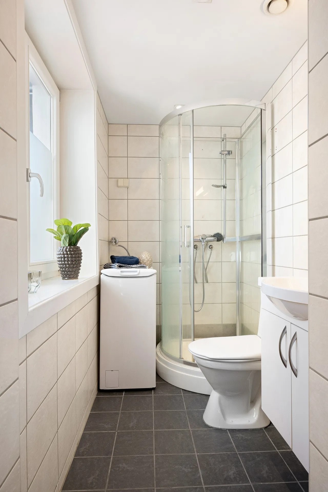 Det er flislagt gulv med gulvvarme og downlights i himlingen. Galleribilde