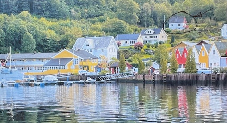 Leirvik sentrum med ring rundt aktuell eiendom Galleribilde