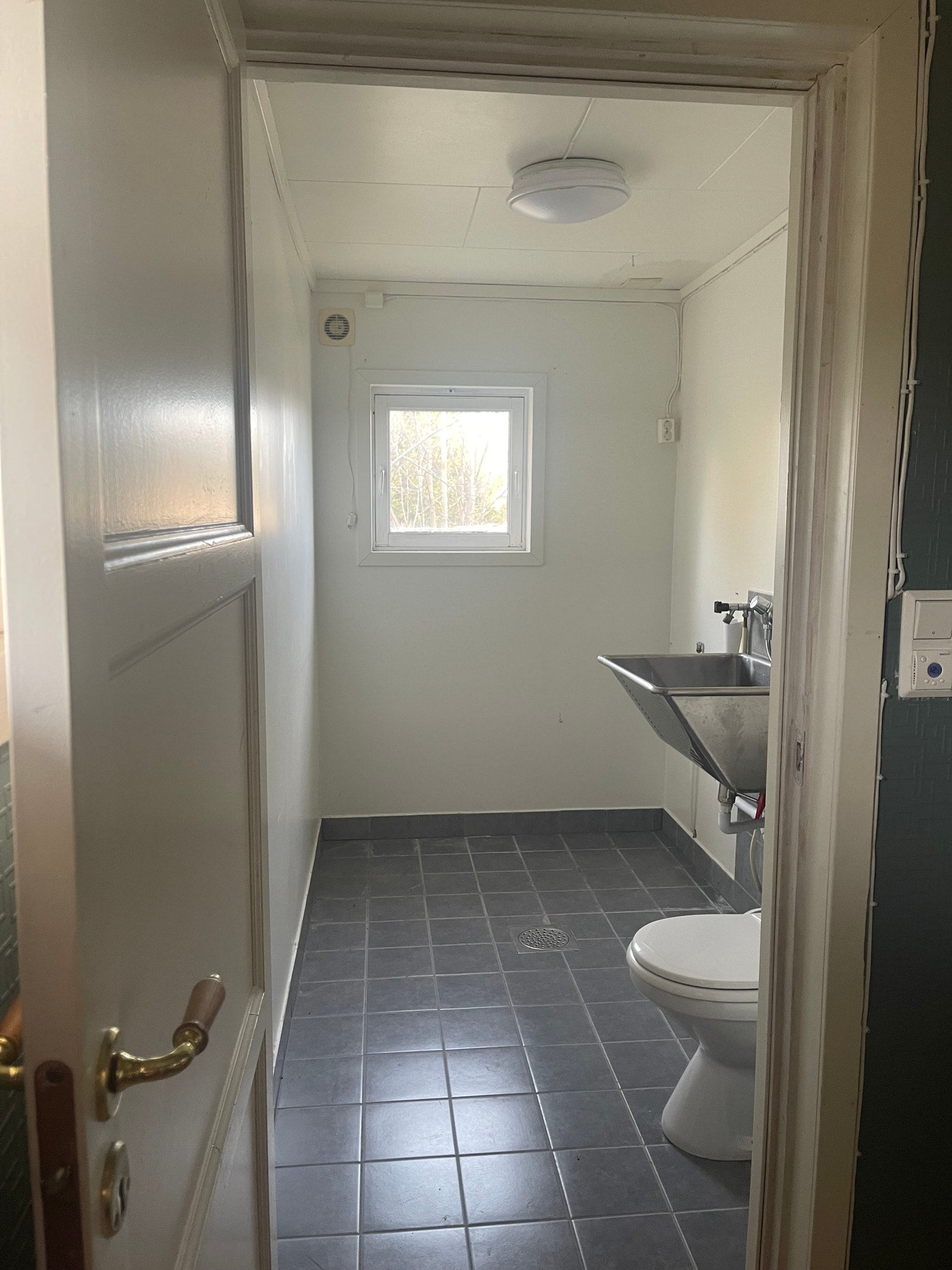 Ekstra do, og stor plass til vaskemakin, og tørketrommel Galleribilde