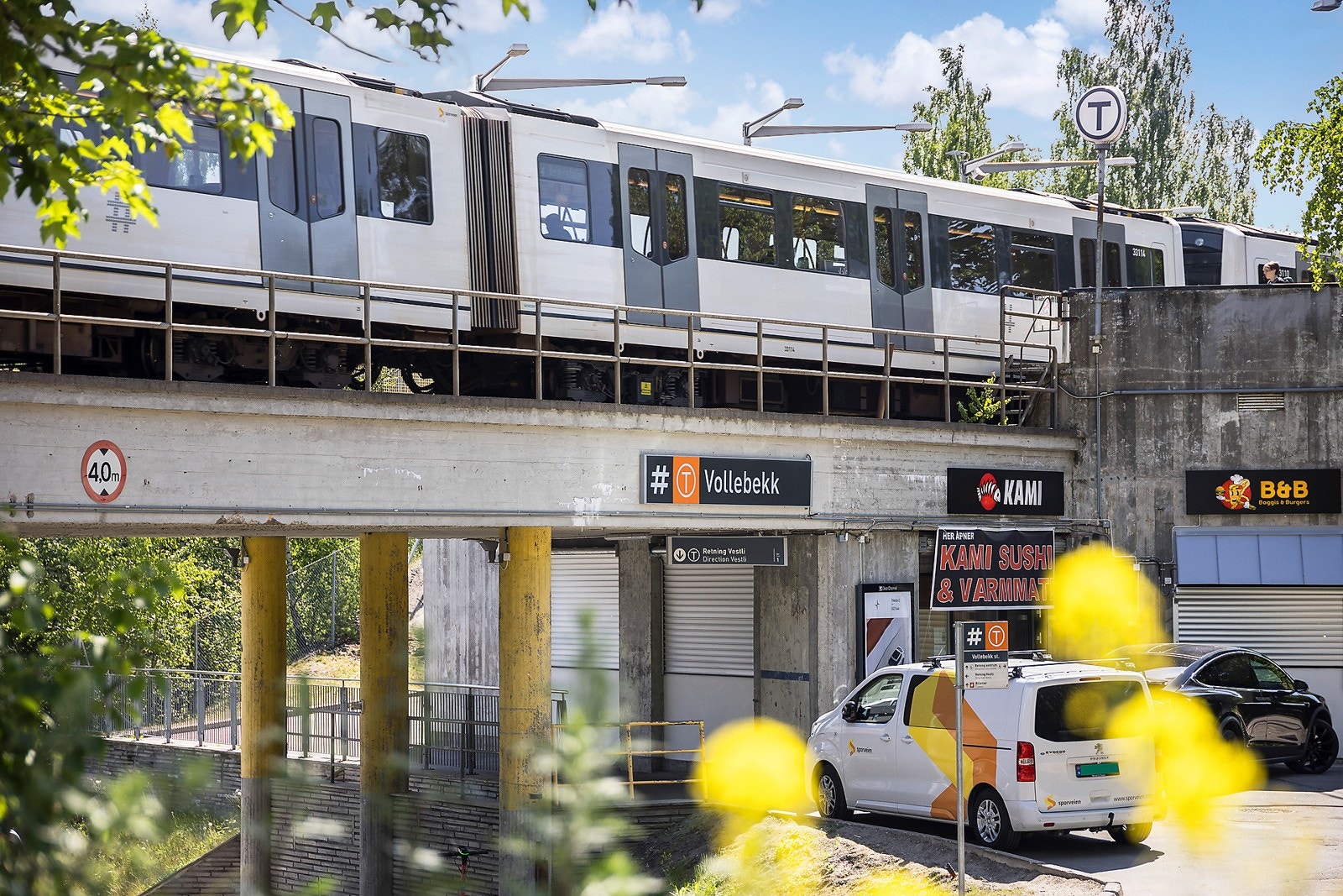 Vollebekk T-bane - herfra kommer du deg til Storo på 9 minutter, Jernbanetorget på 14 og Majorstuen på 20 minutter. Galleribilde