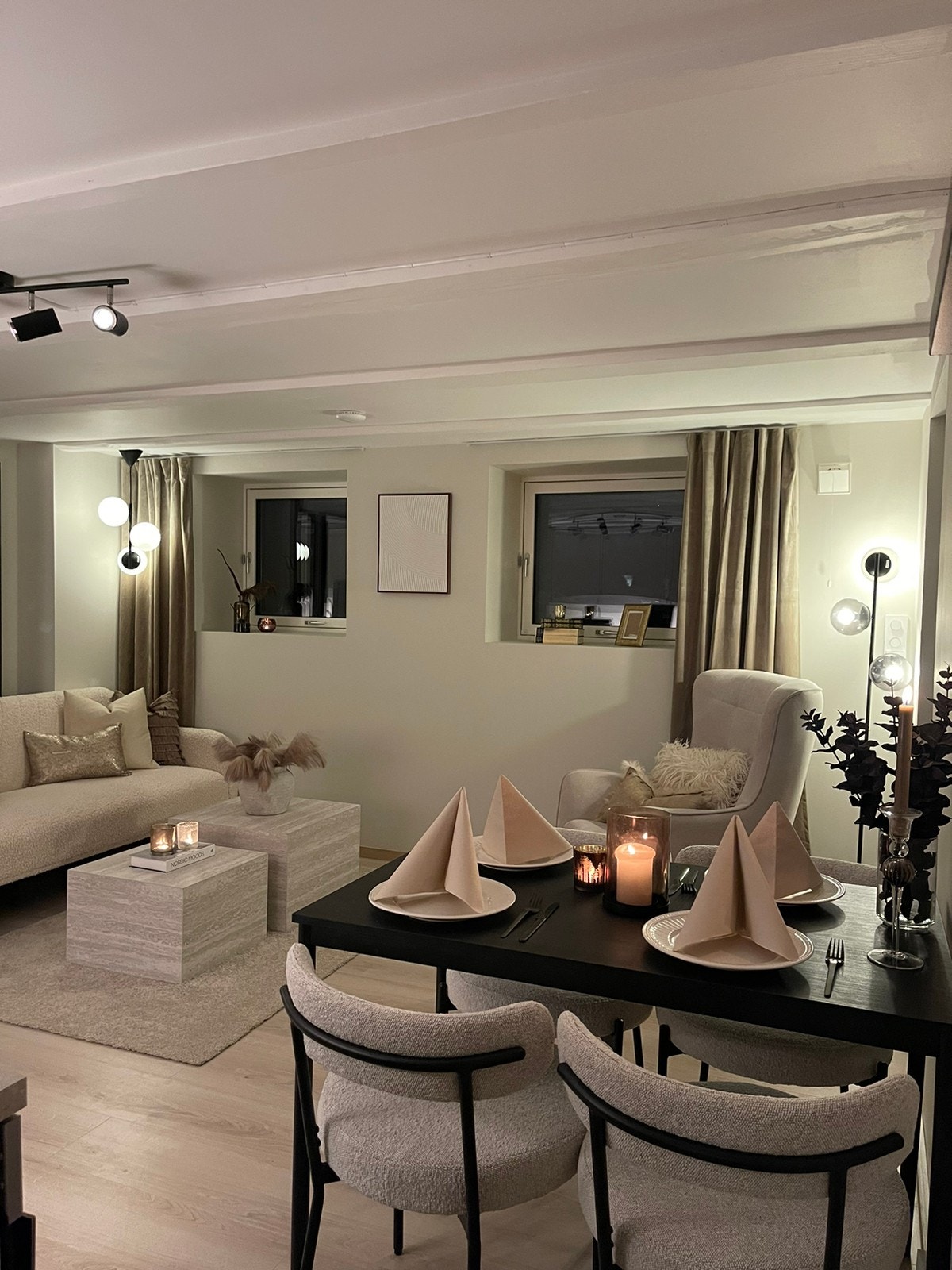 Stuen på kveldstid, så lunt og koselig. Galleribilde