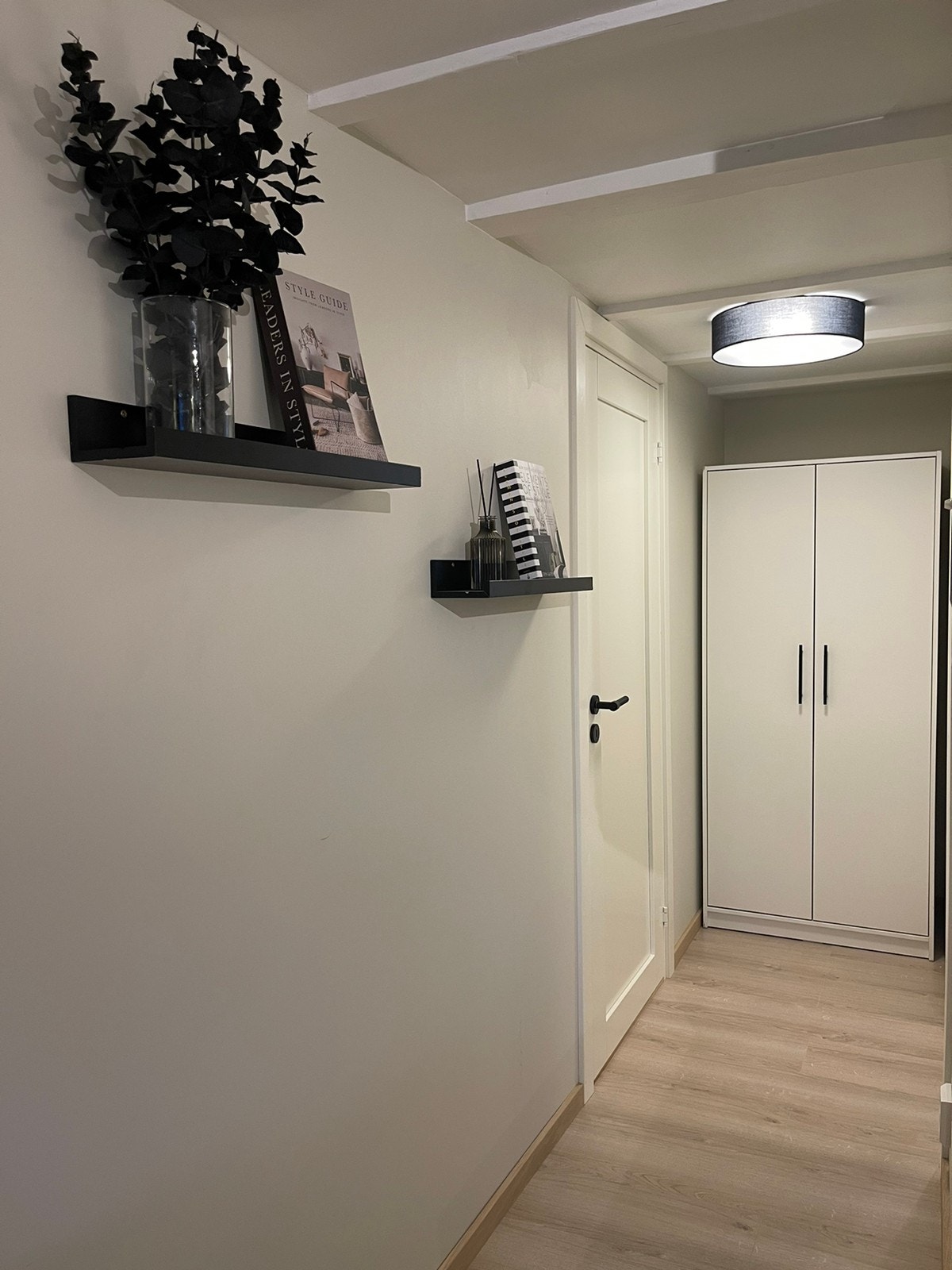 Gang mellom soverommene, her har du også et garderobe skap som rommer godt. Galleribilde