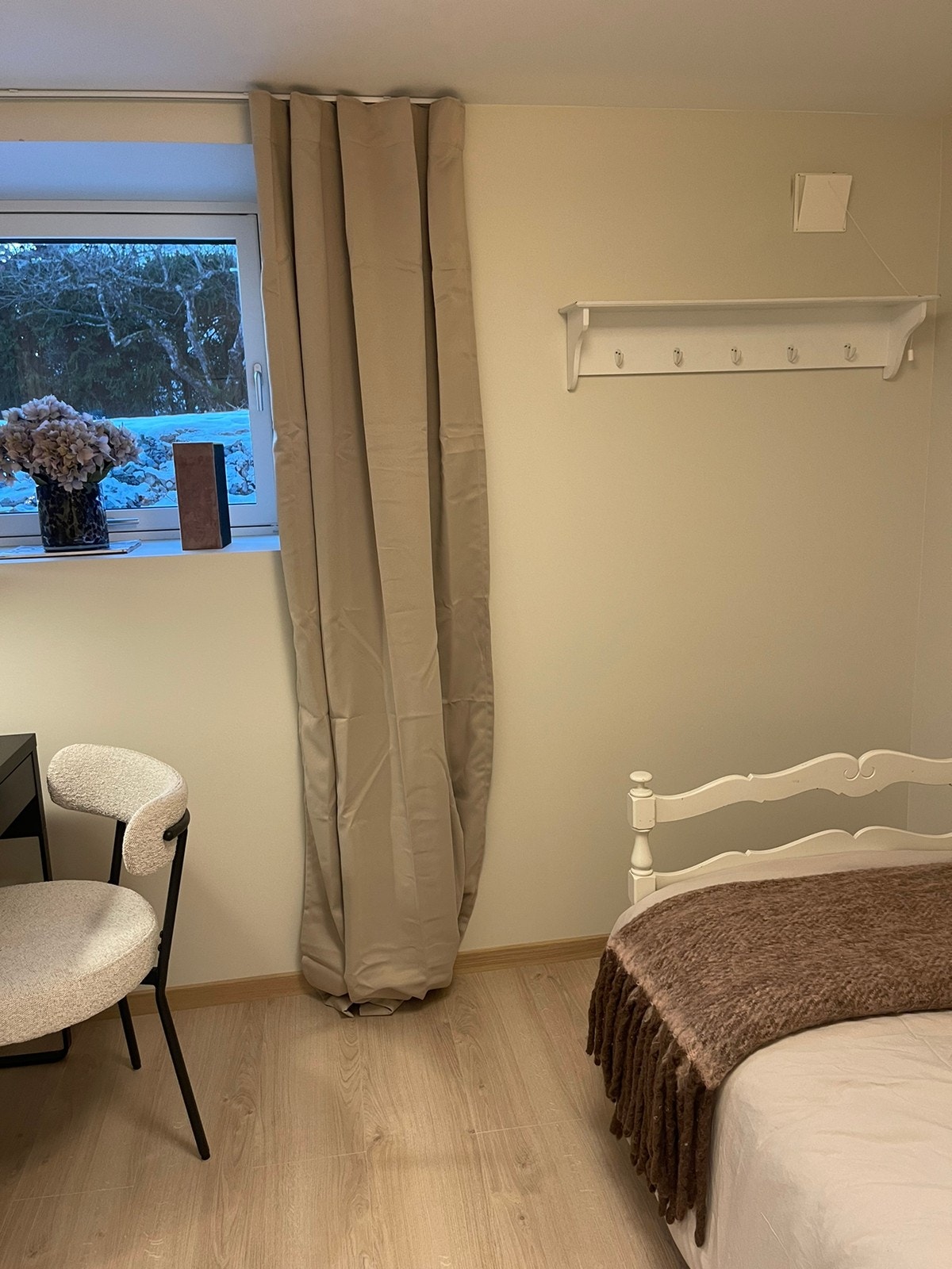 Praktisk hylle til å henge f.eks klær osv.. Galleribilde