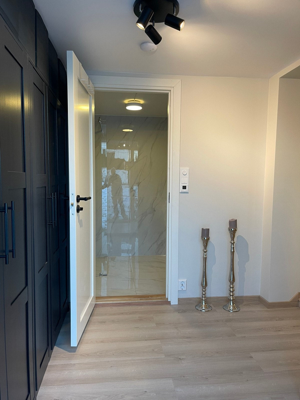 Stor og romslig gang med masse garderobe, sitteplass og direkte adgang inn til bad. Galleribilde