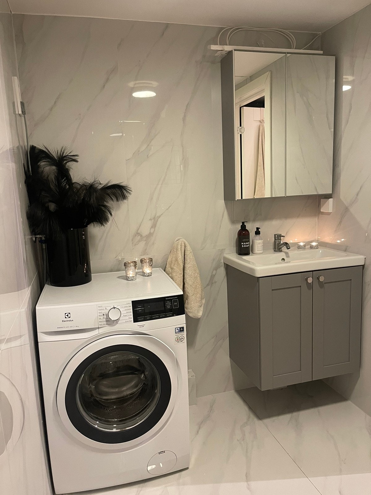 Rå lekkert splitter nytt «marmor» bad med alt du trenger. Her blir det i disse dager montert lys over speilskap. Galleribilde