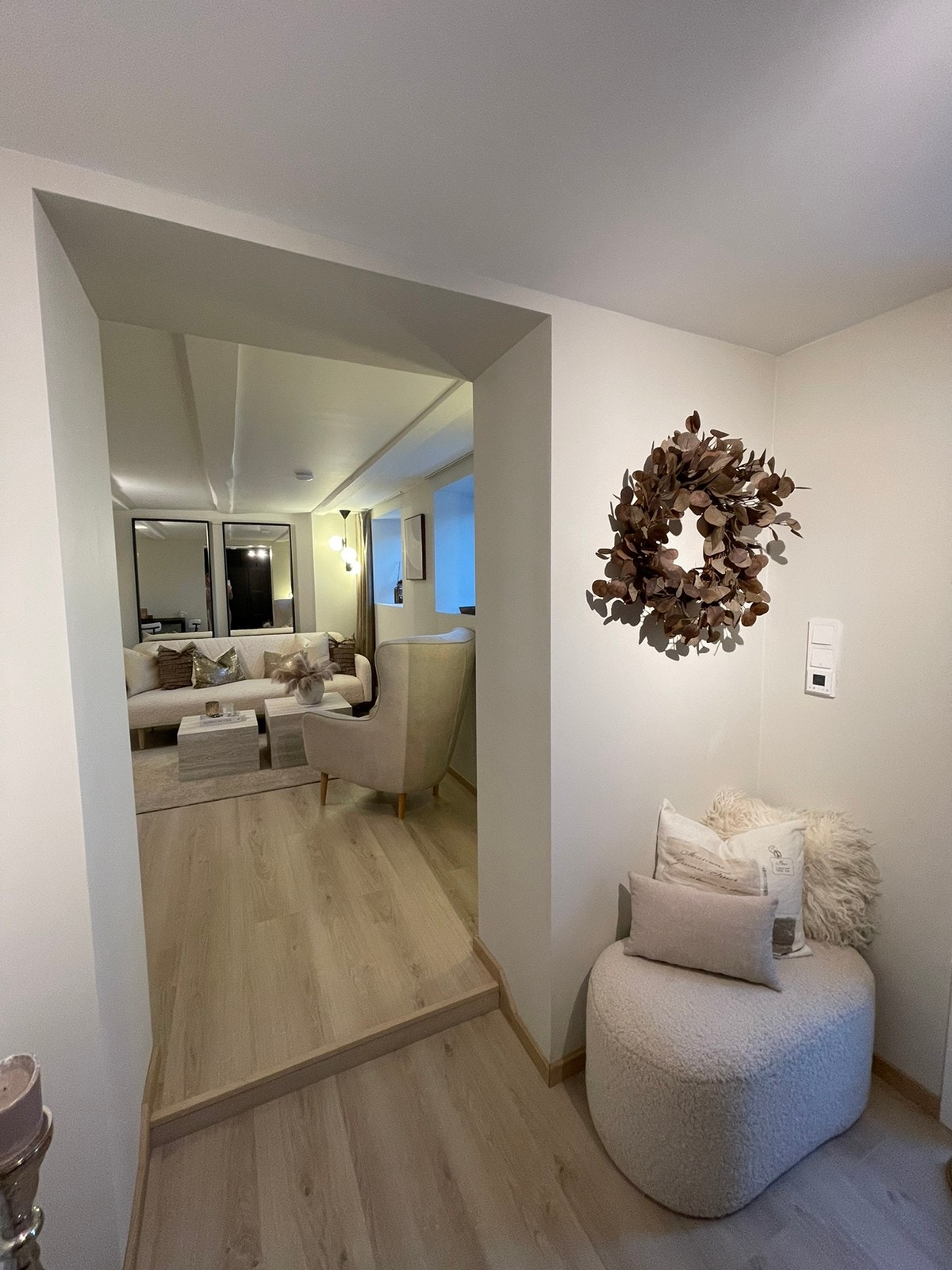 Fra gangen kommer du videre inn i den koselige stuen med åpen løsning. Galleribilde