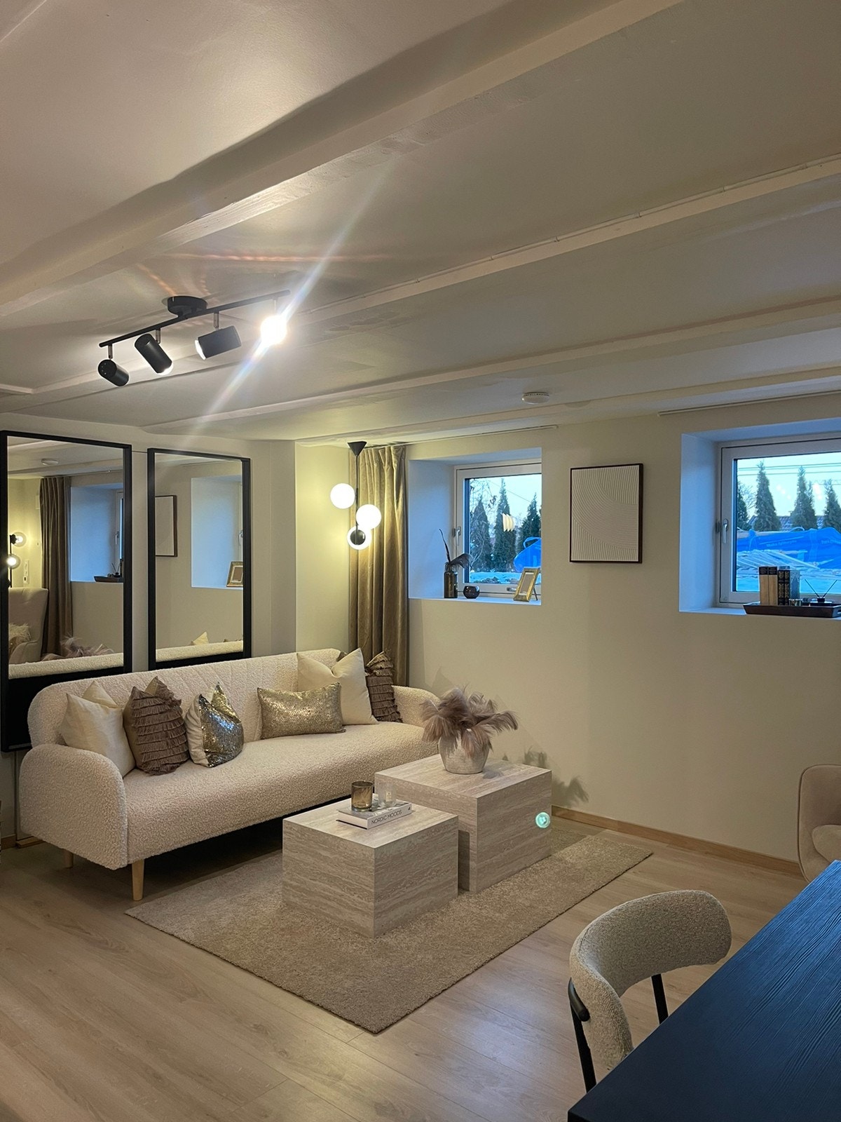 Lys, lekker og moderne stue med to store vinduer som gir godt med lys inn. Galleribilde