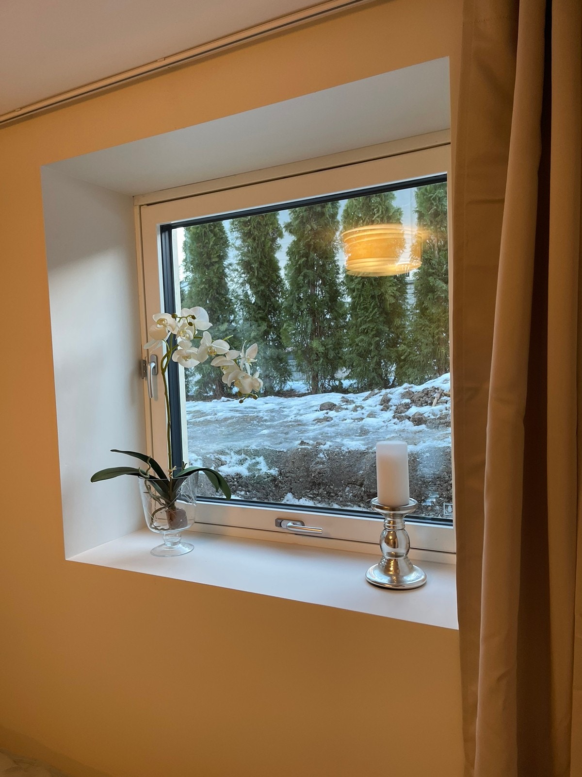 Vindu ut mot grønt areal og føles privat. Galleribilde