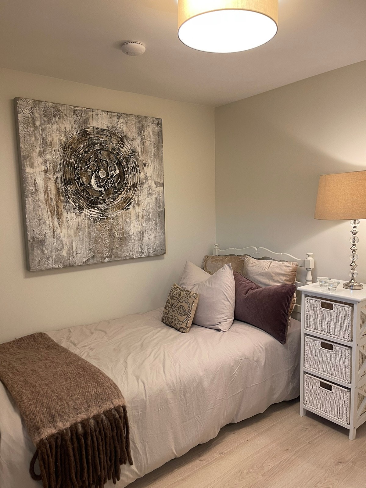 Et koselig soverom med lune farger. Galleribilde