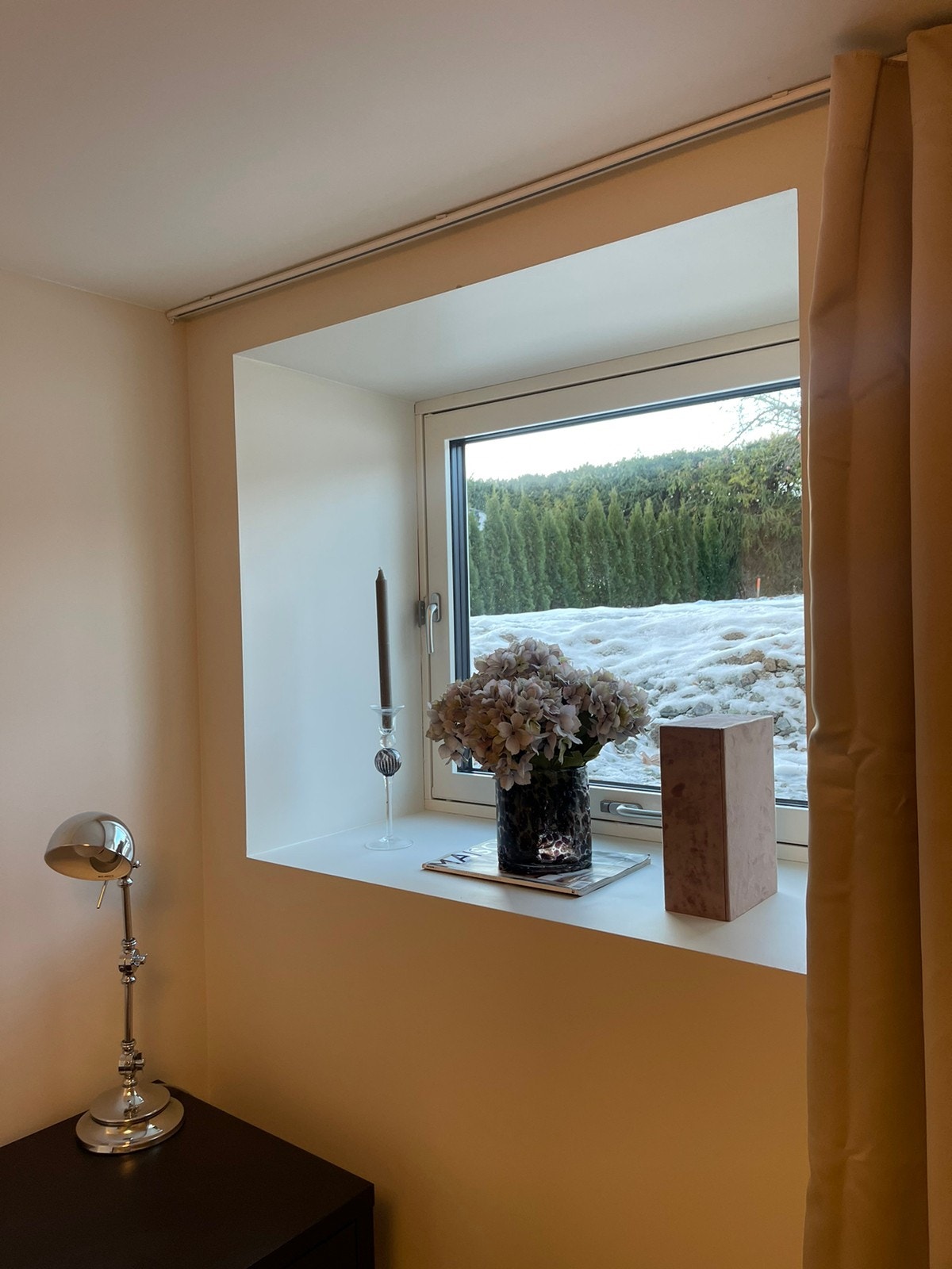 Dette soverommet også vender ut mot grønt areal. Galleribilde