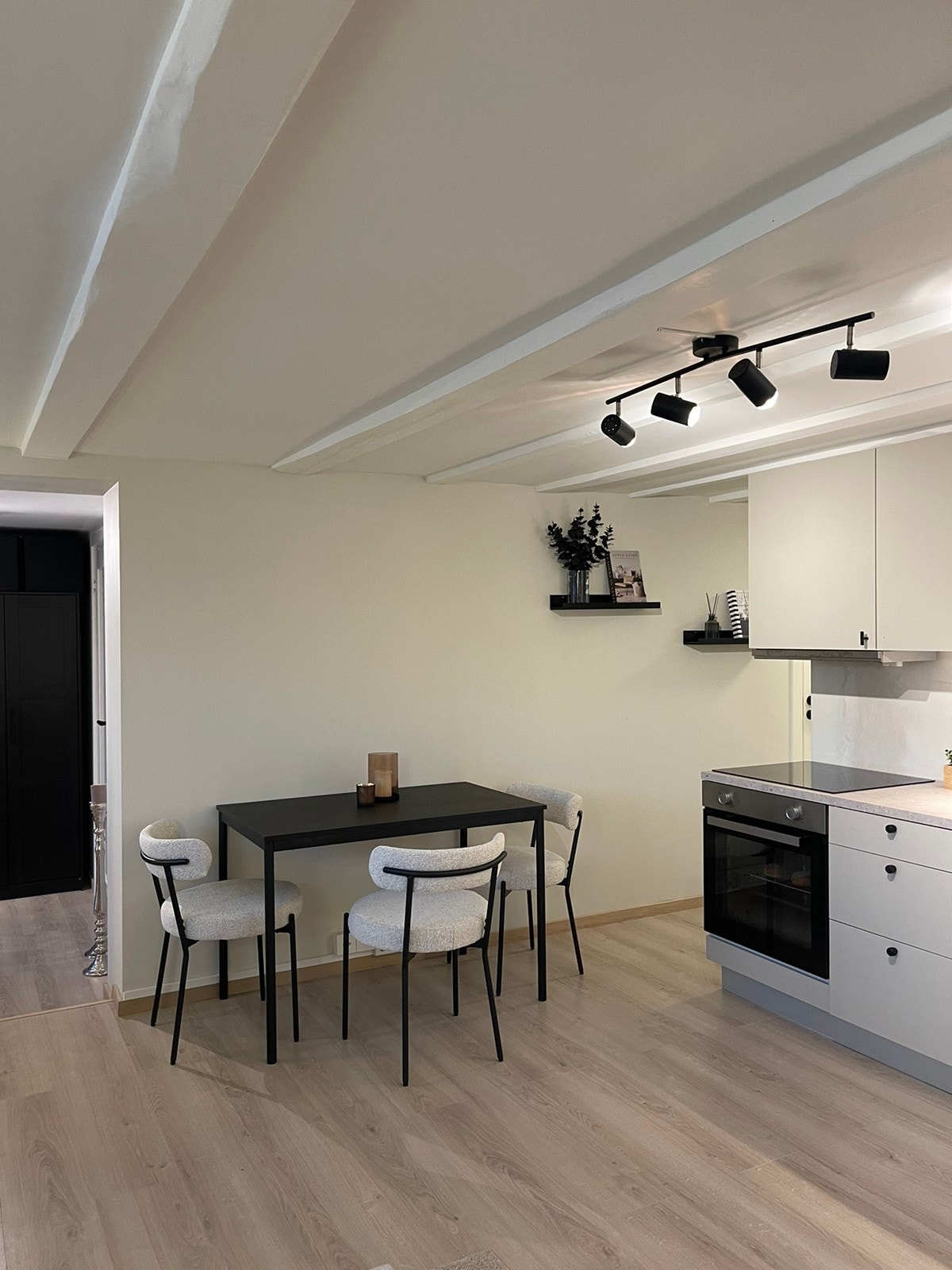 På veggen over spisebordet her monteres i disse dager TV. Galleribilde