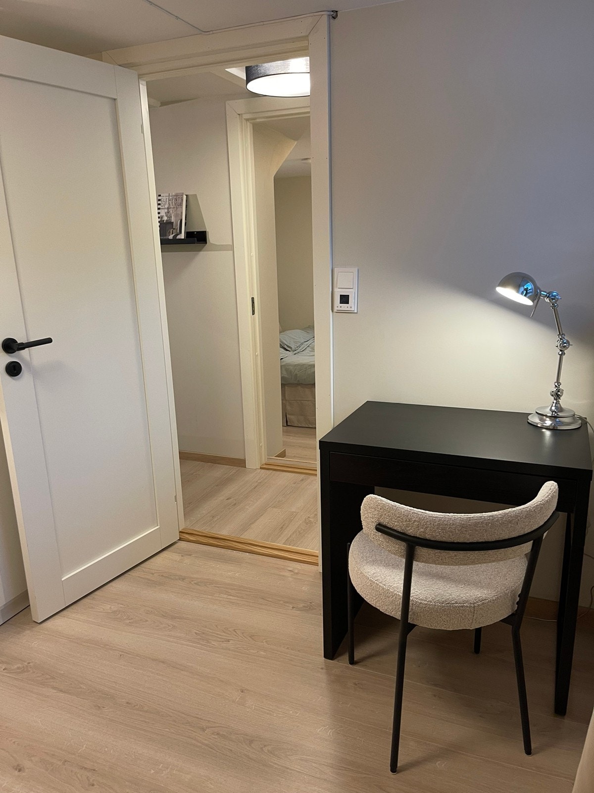 Perfekt som hjemmekontor, arbeidsplass eller student plass. Galleribilde