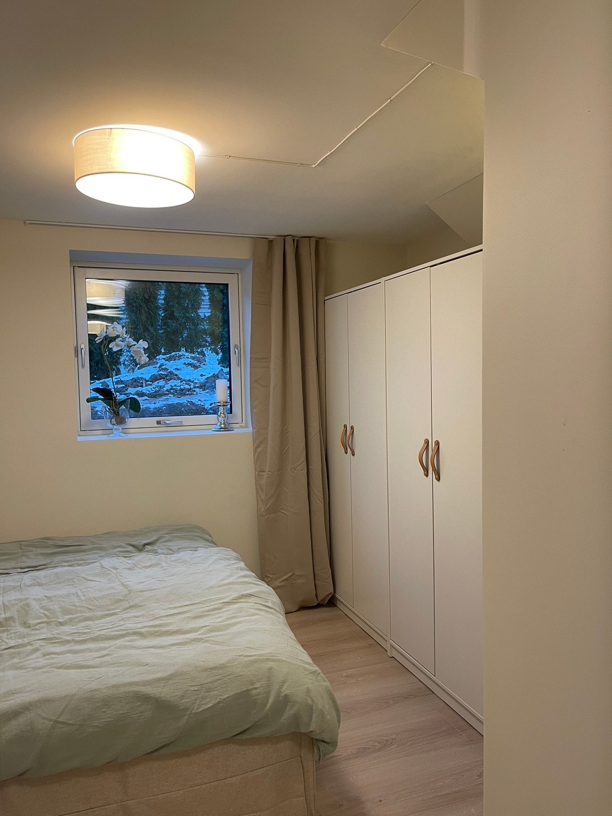 Masse garderobe plass og kommode. Galleribilde