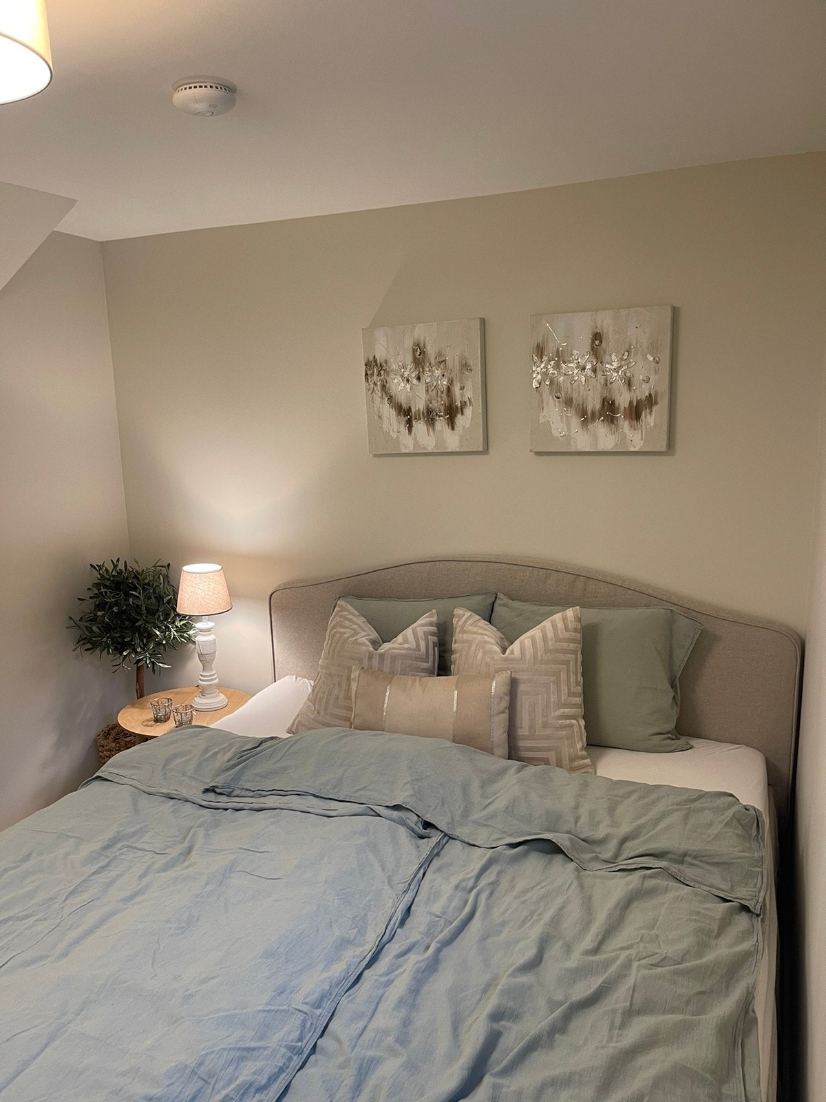 Hovedsoverom er lyst og delikat, her følger alt med av sengetøy osv om ønskelig. Galleribilde