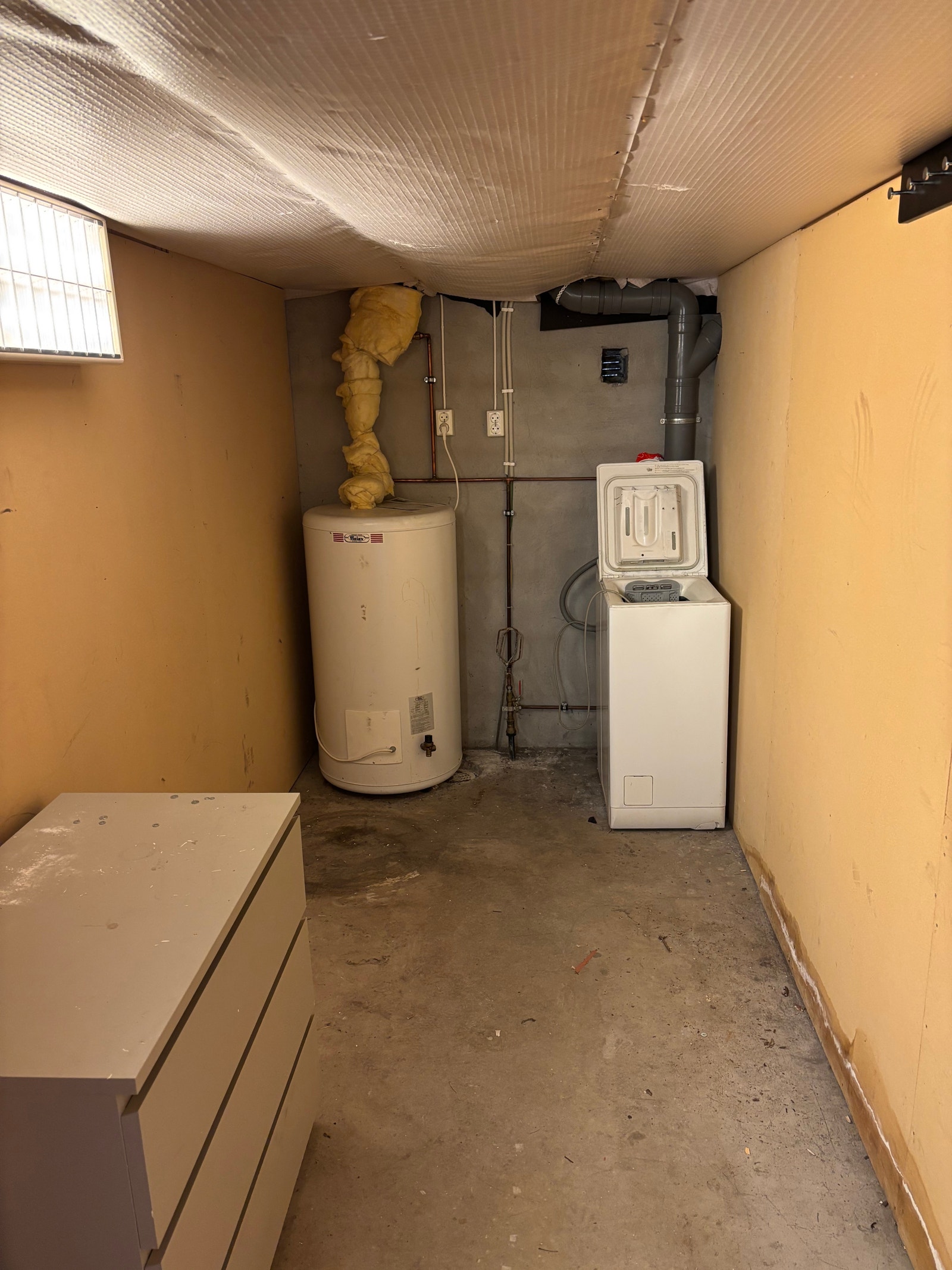 Viser eget vaskerom/bod i kjeller. Galleribilde