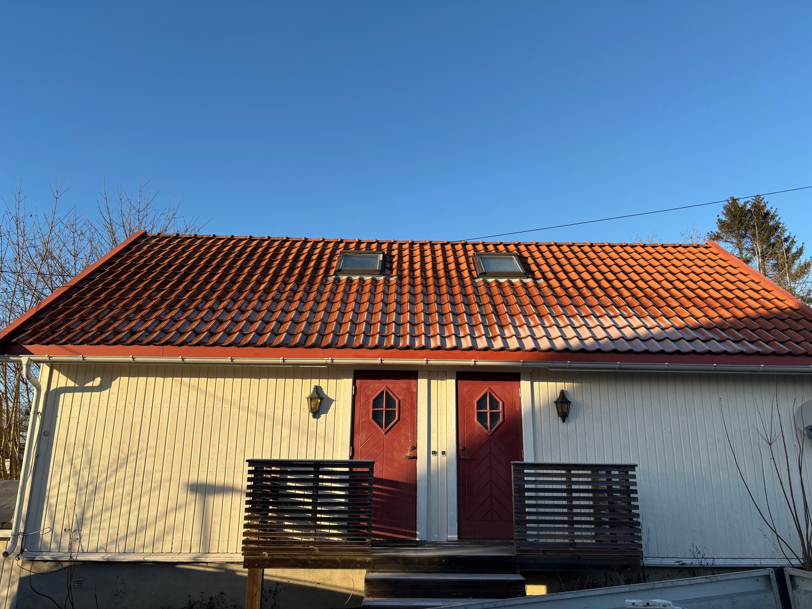 Viser inngangsiden, døren til høyre. Galleribilde