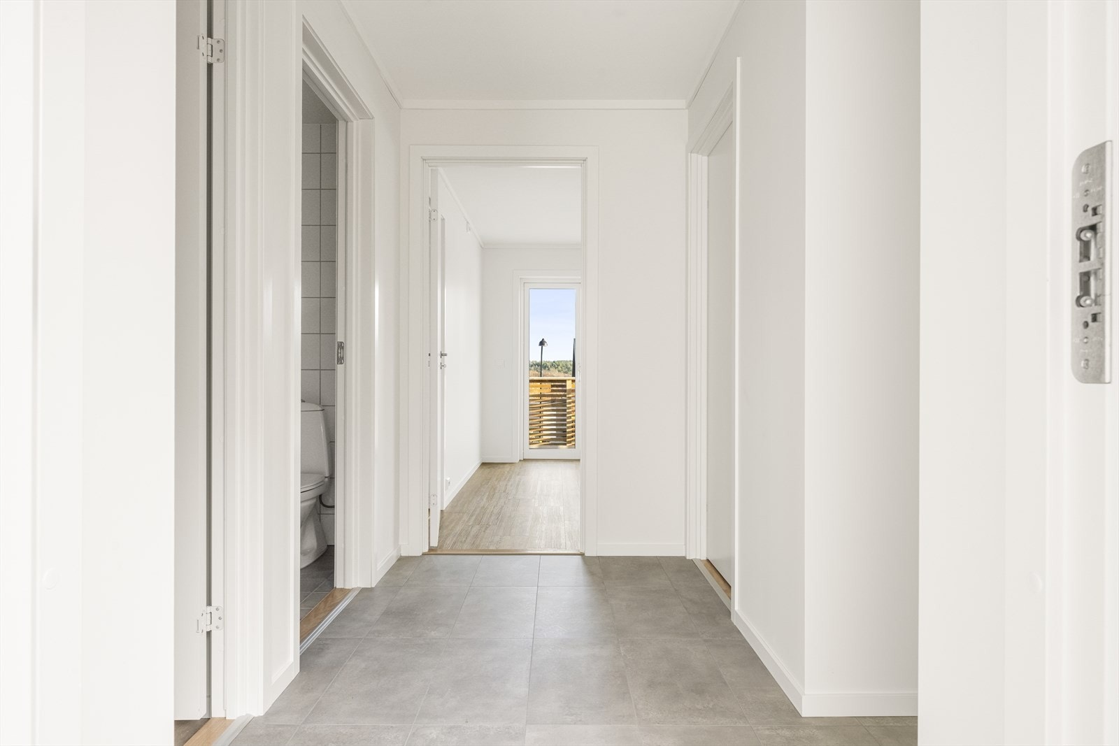 I entrè er det garderobeplass til sko og tøy Galleribilde